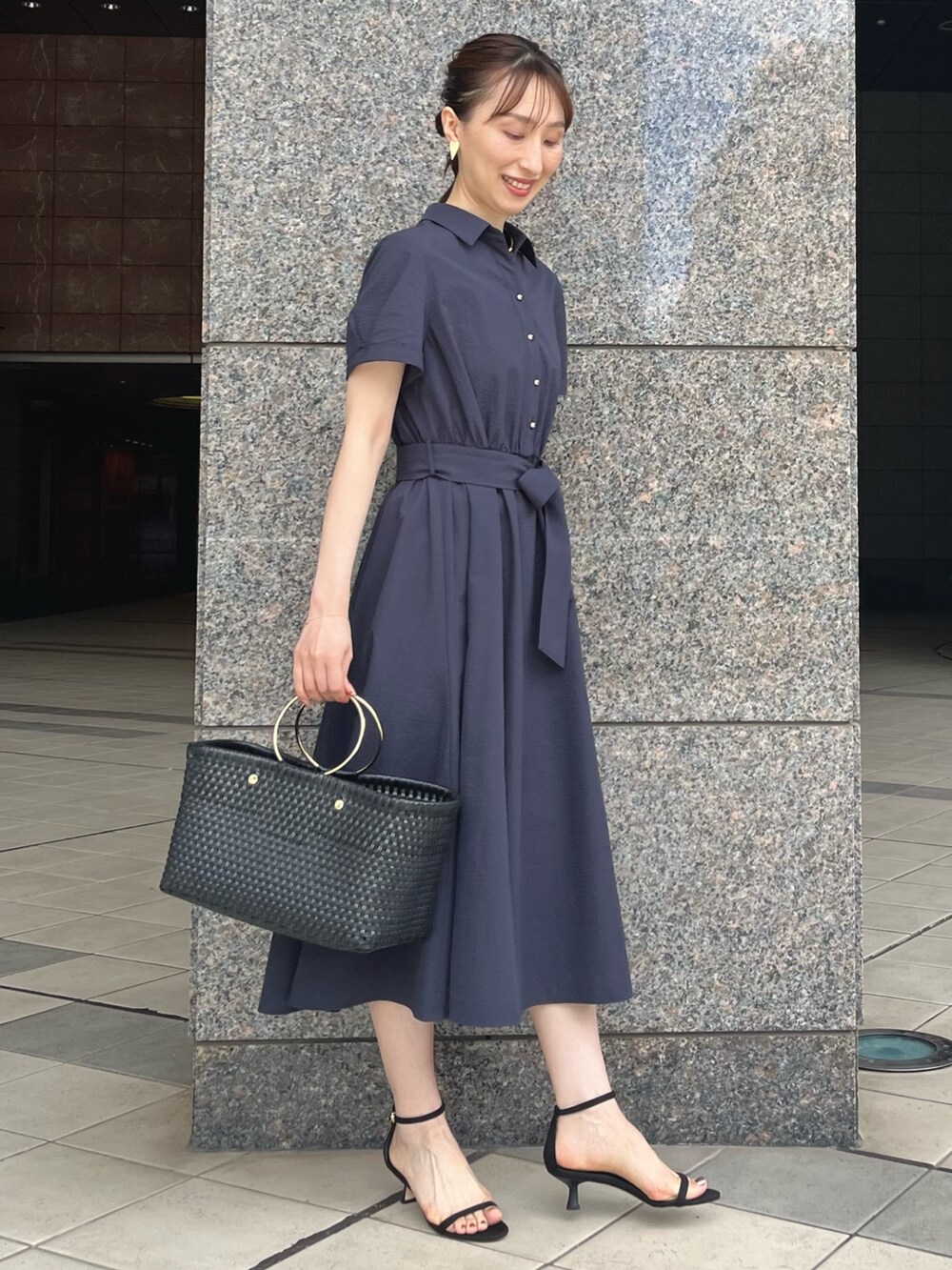 「ワンピース、きれいめカジュアル、夏コーデ、大人女子、大人コーデ、ワンピーススタイル、ワンピースコーデ、シャツワンピ、シャツワンピース、ネイビー、キレイめ、ノーリーズ、ワントーン、ワントーンコーデ、夏」｜「NOLLEY’Sの【grace grace/グラスグラス】ハート ピアス（ピアス（両耳用）、ゴールド系）」を使った、nol ikeoさん（骨格ウェーブ・レディース・160cm）の夏コーディネートの6枚目の写真