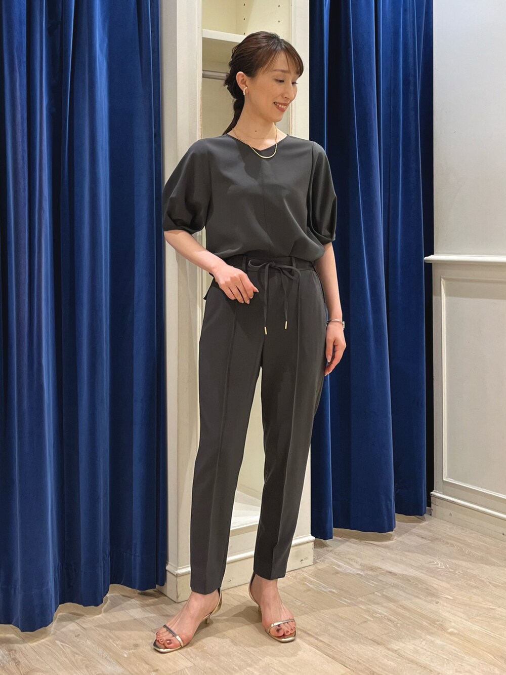 「このスタイルがお気に入り、キレイめコーデ、イージーパンツ、セットアップ、テーパードパンツ、パンツスタイル、ブラウス、オフィスカジュアル、通勤コーデ、キレイめ、ノーリーズ、セットアップスタイル、チャコールグレー、Vネック、ワントーンコーデ」|「NOLLEY’Sのカーブパールイヤリング(イヤリング、ホワイト系)」を使った、nol ikeoさん(レディース・160cm)の夏コーディネートの2枚目の写真