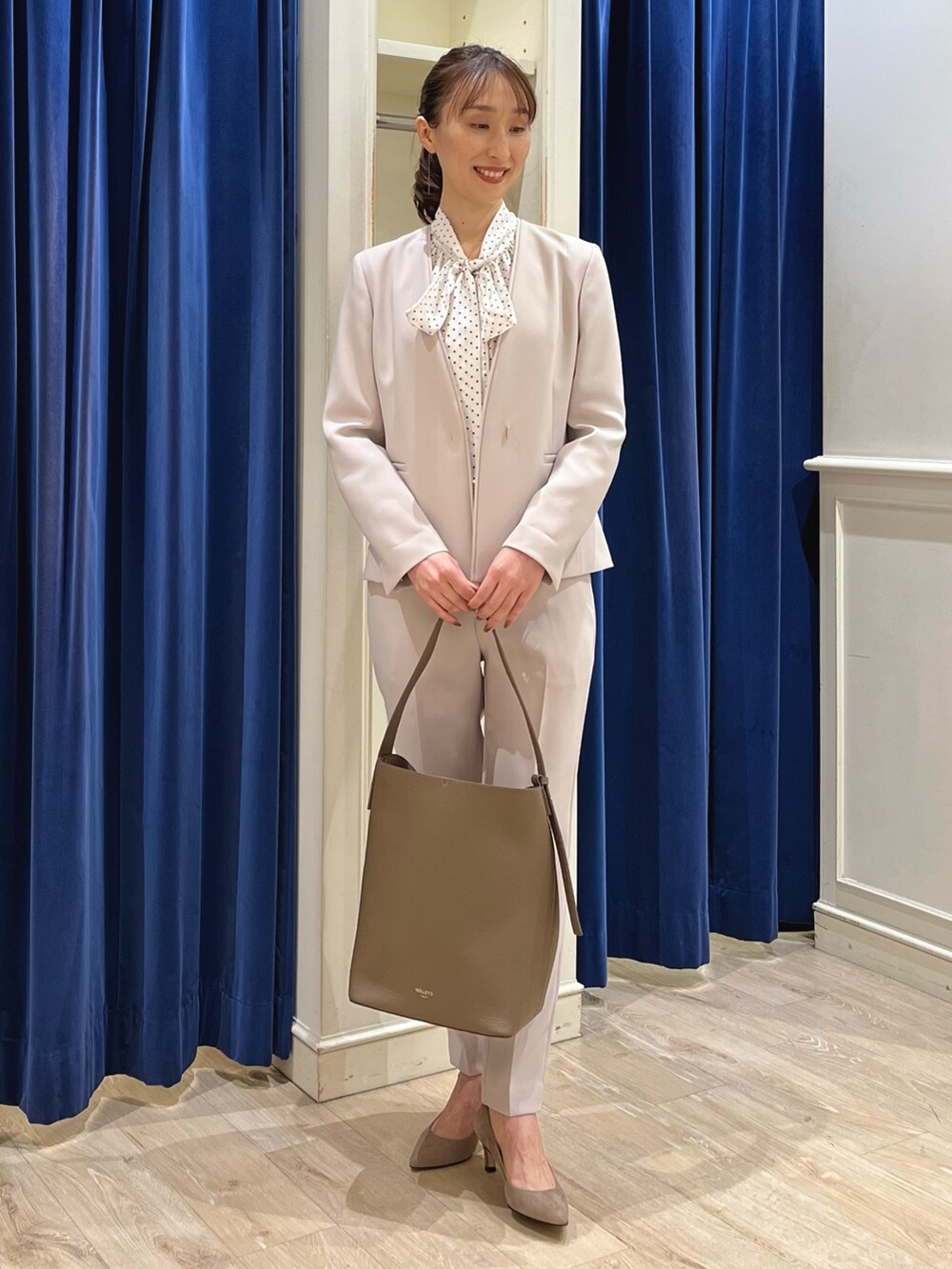 「セットアップ、パンツスタイル、オトナ女子、オフィススタイル、オフィスコーデ、通勤コーデ、ジャケット、スーツスタイル、スーツ、ノーカラージャケット、ジャケットスタイル、パンツコーデ、ボウタイブラウス、ノーリーズ、ドット」|「NOLLEY’Sの【grace grace/グラスグラス】10K ペタルチェーンピアス(ピアス(両耳用)、ゴールド系)」を使った、nol ikeoさん(レディース・160cm)の冬コーディネートの10枚目の写真