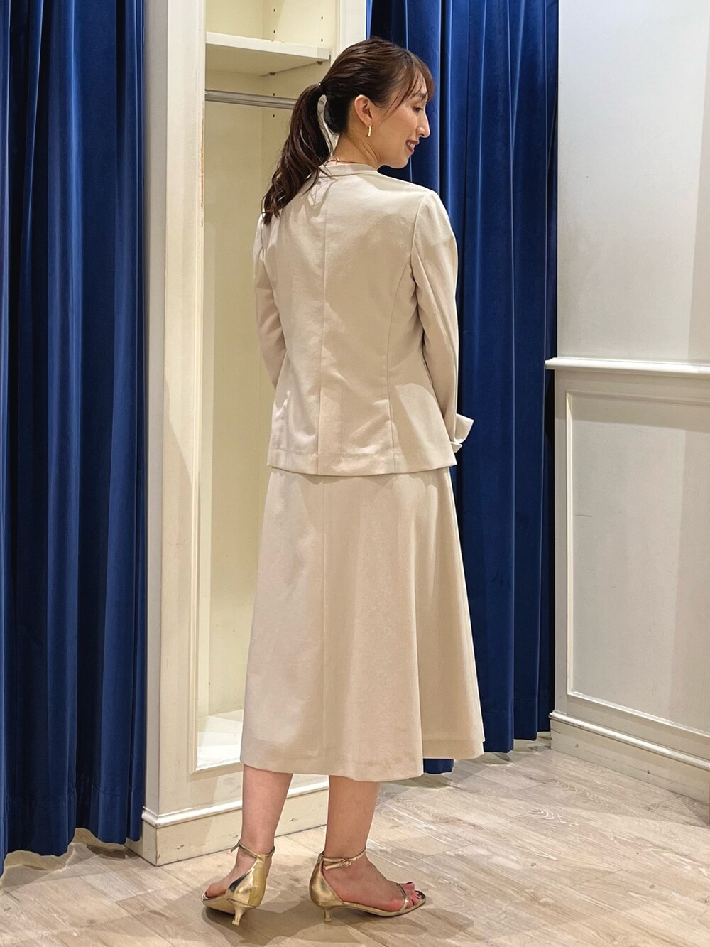 ベージュ系のノーカラージャケット、ホワイト系のショルダーバッグ、ゴールド系のサンダルを着用したレディースの夏コーディネートの7枚目の写真