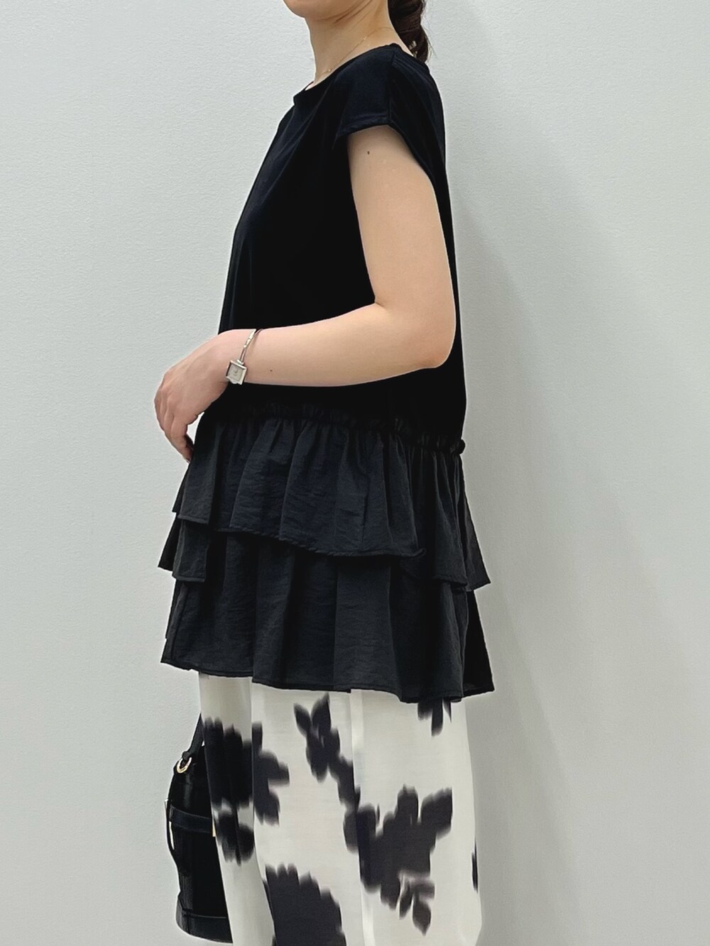 ブラック系のサンダル、ブラック系のTシャツ/カットソー、ホワイト系のその他パンツを着用したレディースの夏コーディネートの4枚目の写真