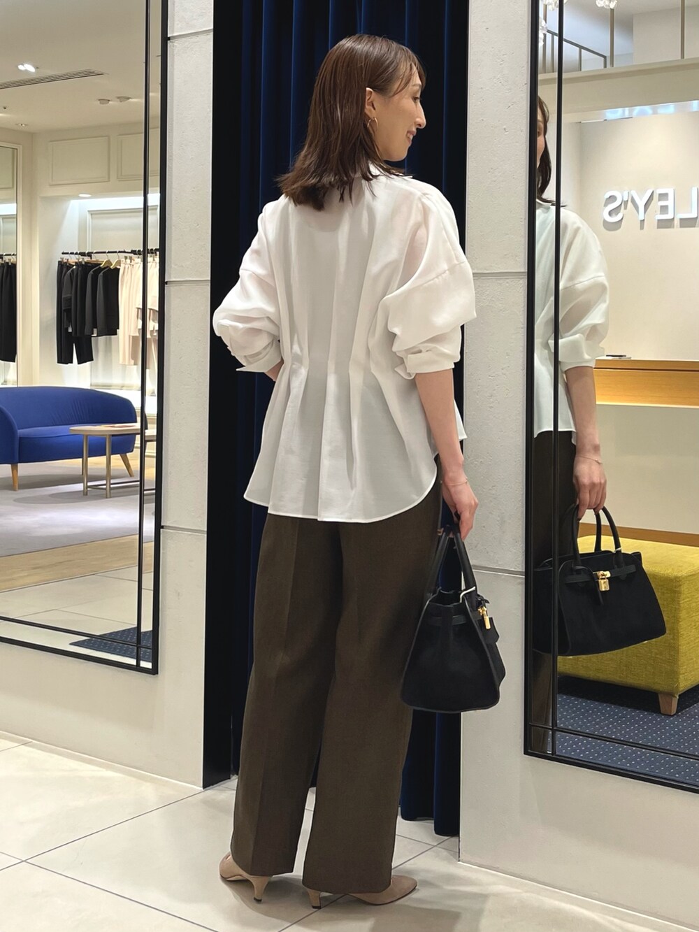 シルバー系のタンクトップ、ホワイト系のシャツ/ブラウス、ブラウン系のその他パンツを着用したレディースの秋コーディネートの7枚目の写真