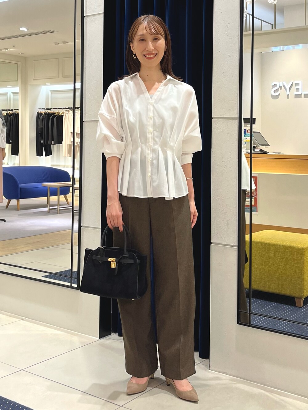 シルバー系のタンクトップ、ホワイト系のシャツ/ブラウス、ブラウン系のその他パンツを着用したレディースの秋コーディネートの5枚目の写真