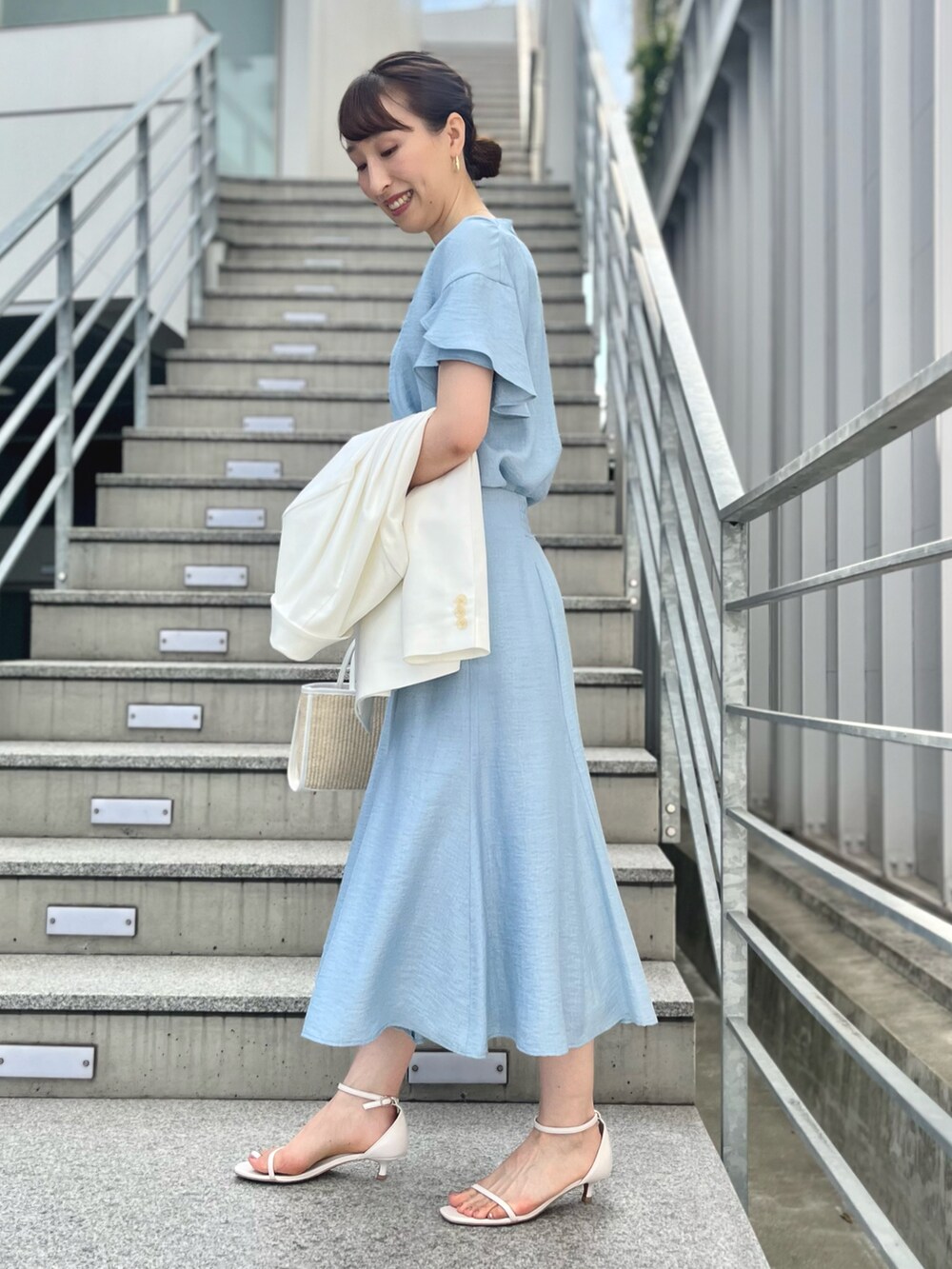 「ショップスタッフの好印象コーデ、ショップスタッフの推しトップス、春カラー、初夏コーデ、ブラウス、セットアップ、セットアップスタイル、フレアスカート、スカート、サックスブルー、水色、ノーリーズ、キレイめ、爽やかコーデ、フェミニン」|「NOLLEY’Sの◇【WEB限定】ジュピターフレアースリーブギャザーブラウス(シャツ/ブラウス、ブルー系)」を使った、nol ikeoさん(レディース・160cm)の春コーディネートの4枚目の写真