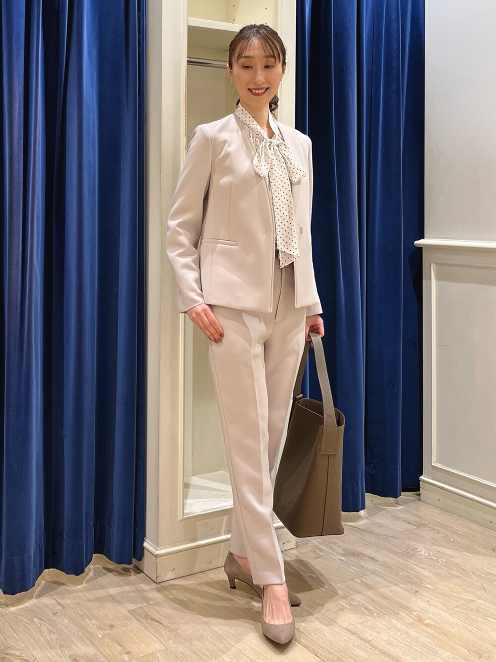 「セットアップ、パンツスタイル、オトナ女子、オフィススタイル、オフィスコーデ、通勤コーデ、ジャケット、スーツスタイル、スーツ、ノーカラージャケット、ジャケットスタイル、パンツコーデ、ボウタイブラウス、ノーリーズ、ドット」|「NOLLEY’Sの【grace grace/グラスグラス】10K ペタルチェーンピアス(ピアス(両耳用)、ゴールド系)」を使った、nol ikeoさん(レディース・160cm)の冬コーディネートの9枚目の写真