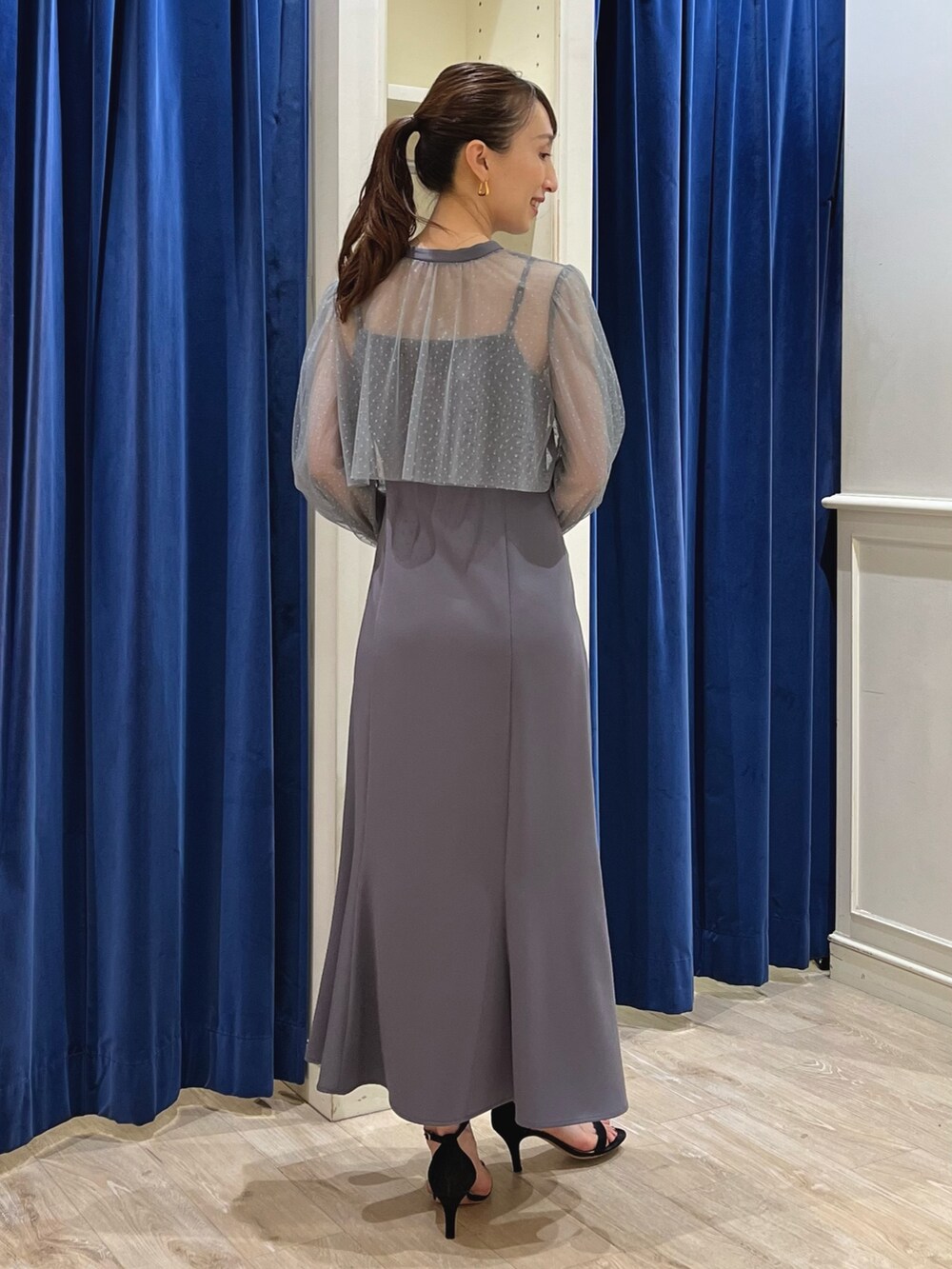 グレー系のワンピース、ブラック系のショルダーバッグを着用したレディースの夏コーディネートの6枚目の写真