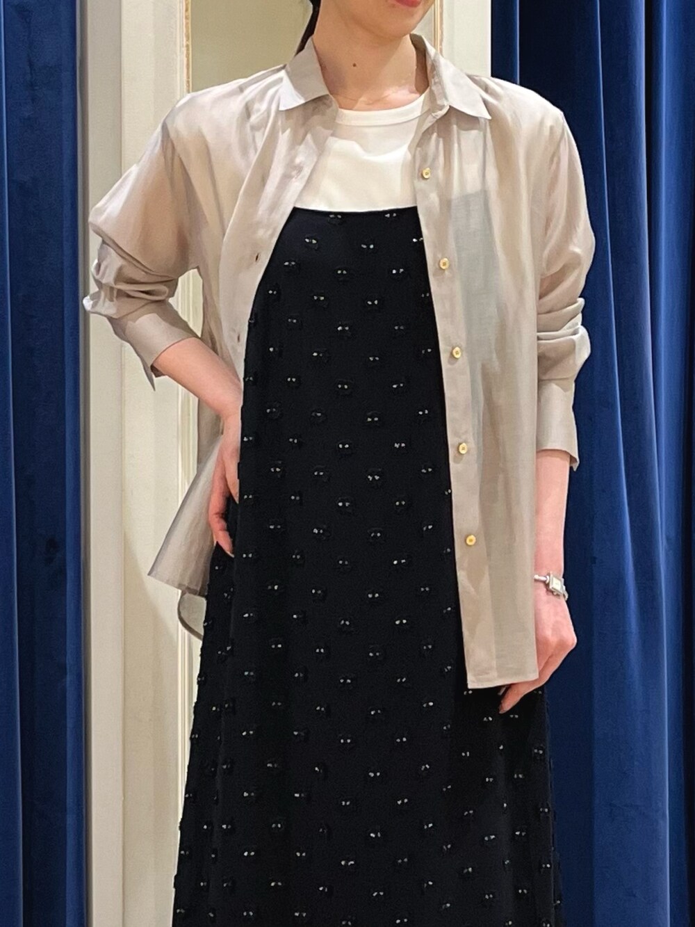 ベージュ系のシャツ/ブラウス、ホワイト系のTシャツ/カットソー、ブラック系のワンピースを着用したレディースの夏コーディネートの3枚目の写真