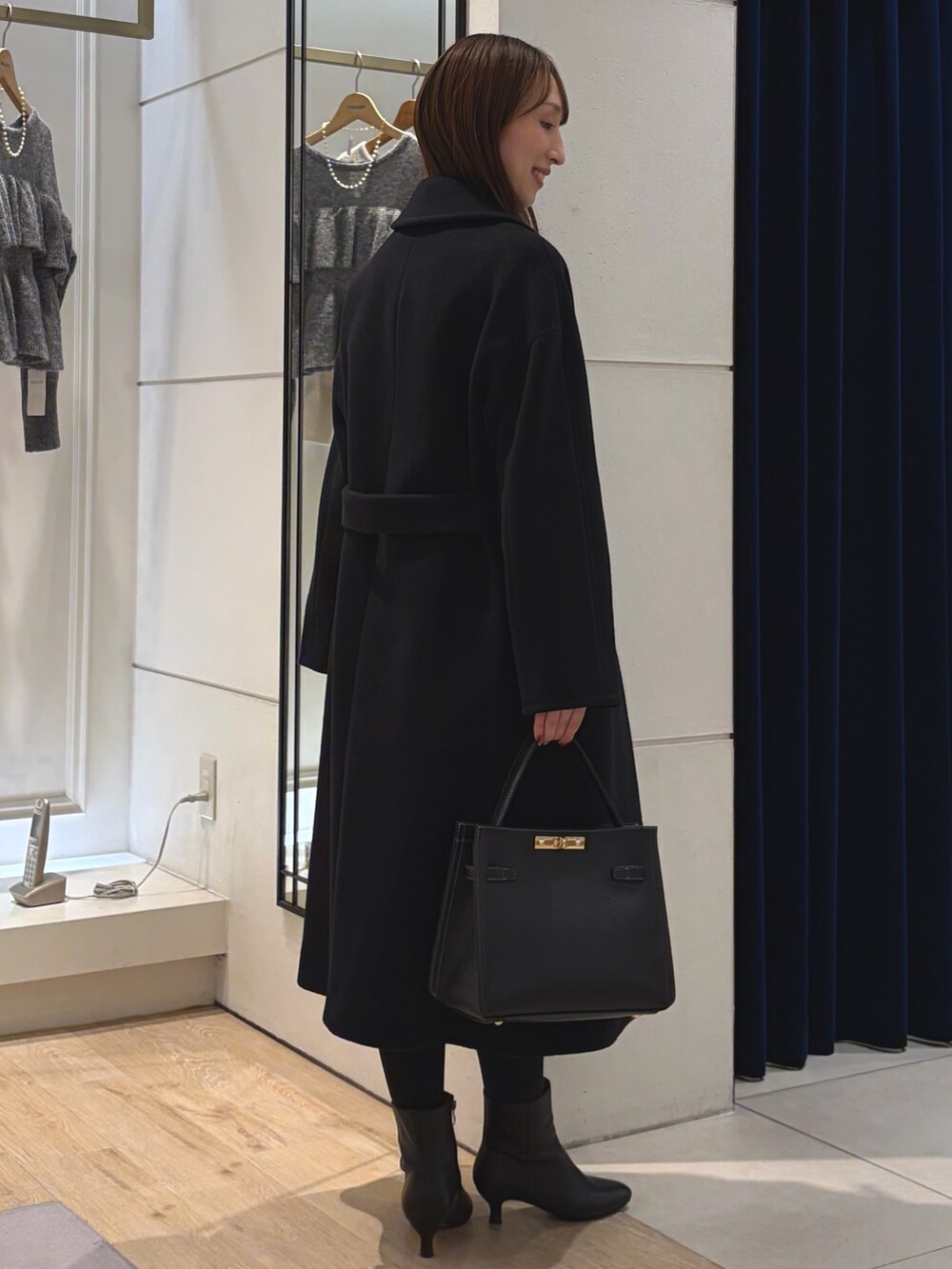 グレー系のその他トップス、ブラック系のその他アウター、ベージュ系のスカートを着用したレディースの冬コーディネートの9枚目の写真