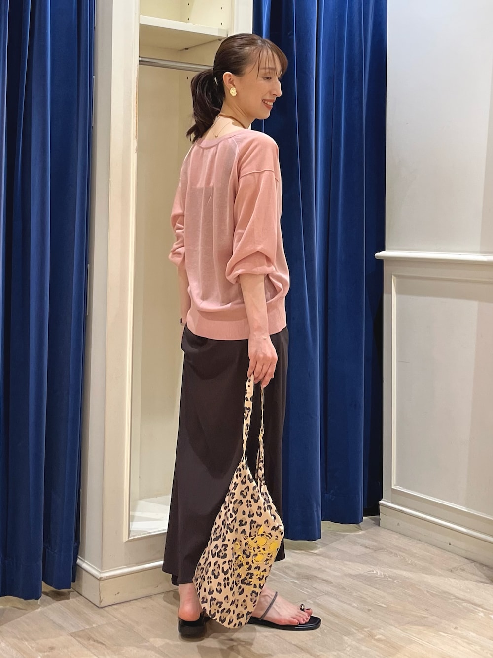 「シアートップス、きれいめカジュアル、夏コーデ、サンダル、秋服準備はじめました、ブラウン、ブラウンコーデ、カーディガン、カーディガンコーデ、ノーリーズ、シアーニット、ロングスカート、スカートスタイル、スカート、ピンク」|「NOLLEY’Sのニュアンスプレートイヤリング(イヤリング、ゴールド系)」を使った、nol ikeoさん(骨格ウェーブ・レディース・160cm)の夏コーディネートの9枚目の写真