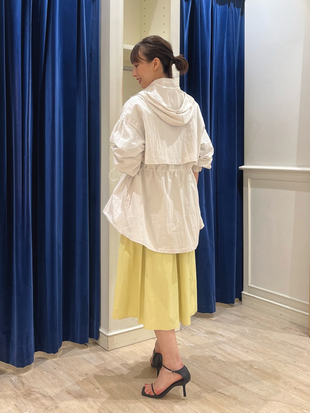 「春コーデ、オトナカジュアル、パステル映える春、イエロー、パステルカラー、マウンテンパーカー、春ニット、フーディー、ブルゾン、ボーダー、マンパ、タフタスカート、リバーシブル、フレアスカート、ノーリーズ」｜「NOLLEY’Sの◇【WEB限定】ボーダーショートカーディガン（カーディガン/ボレロ、ホワイト系）」を使った、nol ikeoさん（レディース・160cm）の春コーディネートの3枚目の写真