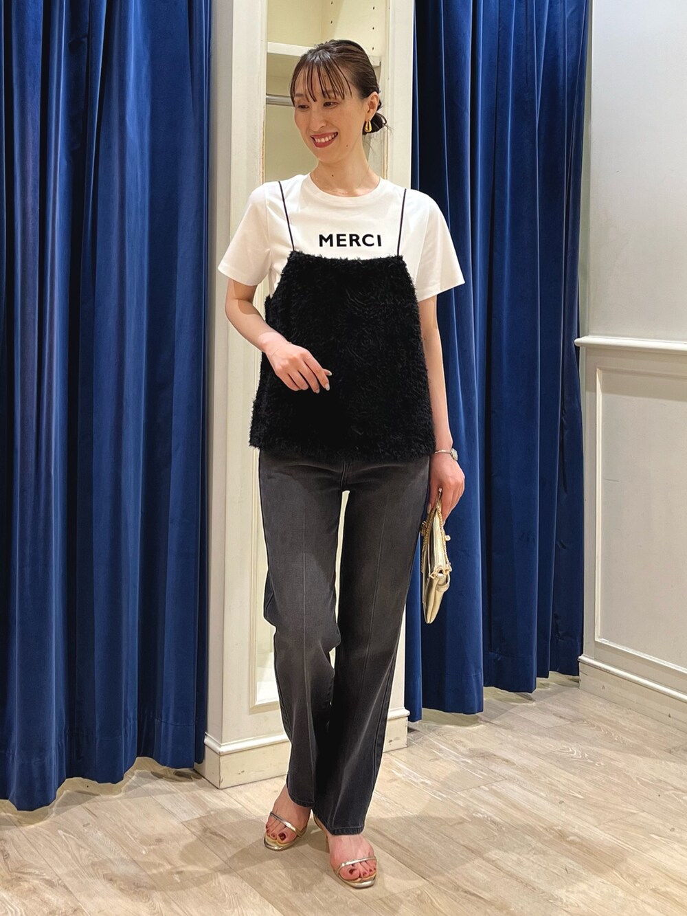「レイヤードスタイル、夏コーデ、おしゃ見えテクニック、きれいめカジュアル、ロゴT、Tシャツ、デニムパンツ、デニム、ブラックデニム、ハイウエストデニム、キャミソール、ジーンズ、キャミ×Tシャツ、センタープレス、ノーリーズ」|「NOLLEY’S SophiのアルビニスタスムースフロッキーロゴT(Tシャツ/カットソー、ホワイト系)」を使った、nol ikeoさん(レディース・160cm)の夏コーディネートの5枚目の写真