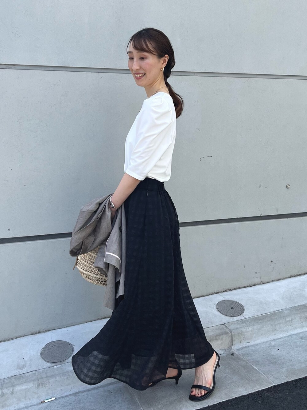 ホワイト系のTシャツ/カットソー、ブラック系のスカート、ブラウン系のテーラードジャケットを着用したレディースの夏コーディネートの8枚目の写真