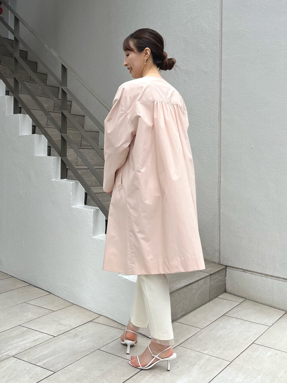 「春色、オフィスカジュアル、パンツコーデ、コート、春アウター、ノーカラーコート、ピンク、春コーデ、テーパードパンツ、ワントーンコーデ、ノーリーズ、パンツスタイル、キレイめ、カラーアウター、24ssトレンド」|「NOLLEY’S Sophiの《手洗い可能》肩タックリブフレアプルオーバーニット(ニット/セーター、ホワイト系)」を使った、nol ikeoさん(レディース・160cm)の冬コーディネートの9枚目の写真