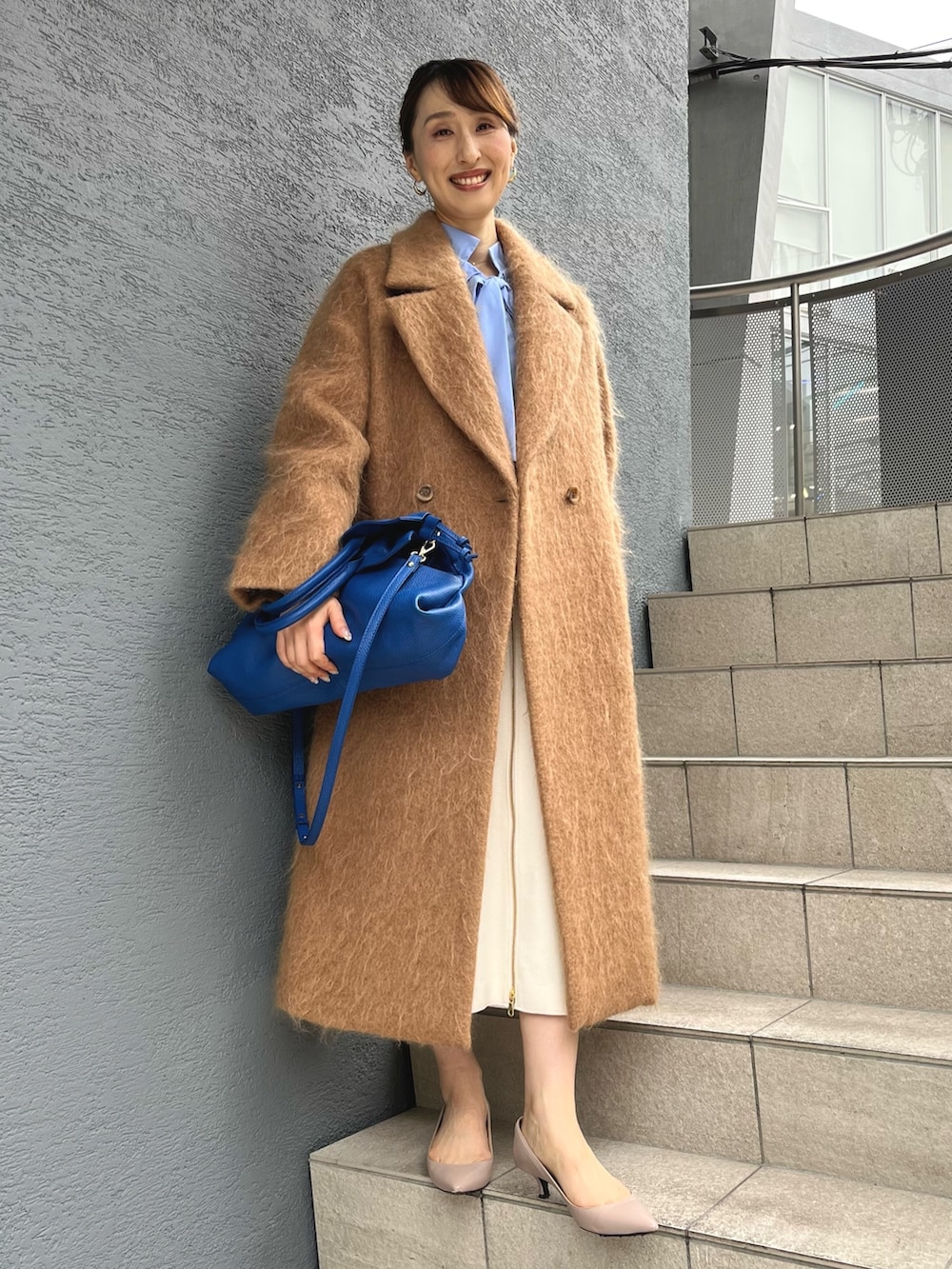 「ファッションを楽しもう、ワンピース、お出かけコーデ、きれいめカジュアル、ジャンパースカート、シャギー、モヘア、チェスターコート、ボウタイブラウス、サックスブルー、ジャンスカ、キャメル、ロングコート、コート、ノーリーズ」|「AULENTTIの【AULENTTI/ オーレンティ】◇【WEB限定】巾着ビッグバッグ(ショルダーバッグ、ブルー系)」を使った、nol ikeoさん(レディース・160cm)の秋コーディネートの2枚目の写真