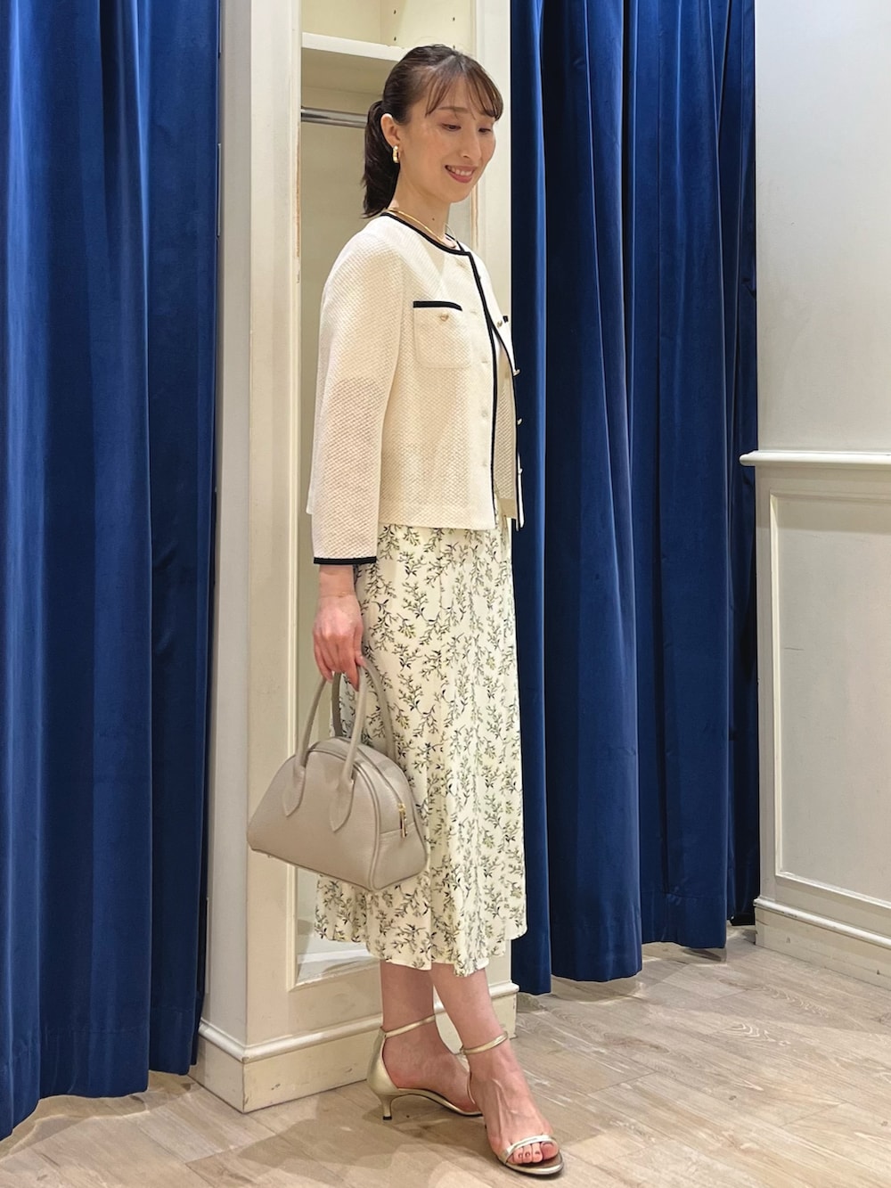 「デートコーデ、夏コーデ、マーメイドスカート、おでかけコーデ、大人かわいい、ジャケット、ノーカラージャケット、メッシュ、花柄、花柄スカート、フラワープリント、スカート、フレアスカート、ノーリーズ、キレイめ」|「grace grace のニュアンスG型イヤリング(イヤリング、ゴールド系)」を使った、nol ikeoさん(骨格ウェーブ・レディース・160cm)の夏コーディネートの10枚目の写真