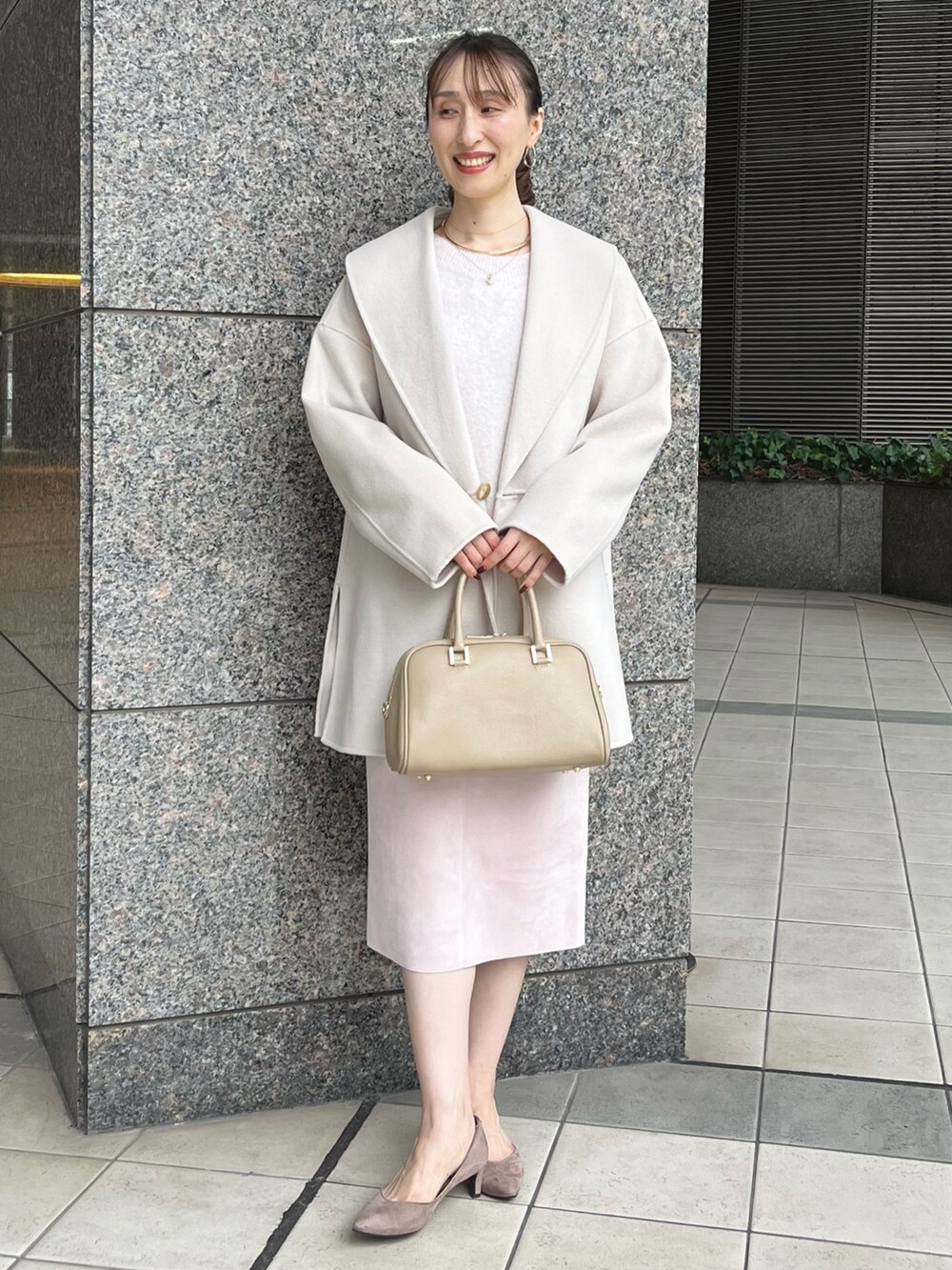 「ニット、淡色コーデ、冬コーデ、お出かけコーデ、冬アウター、ニットコーデ、大人かわいい、ピンク、リバーコート、ハーフコート、ショールカラー、タイトスカート、スカート、キレイめ、ノーリーズ」|「NOLLEY’Sのチョーカー2wayネックレス(ネックレス、ゴールド系)」を使った、nol ikeoさん(レディース・160cm)の秋コーディネートの7枚目の写真