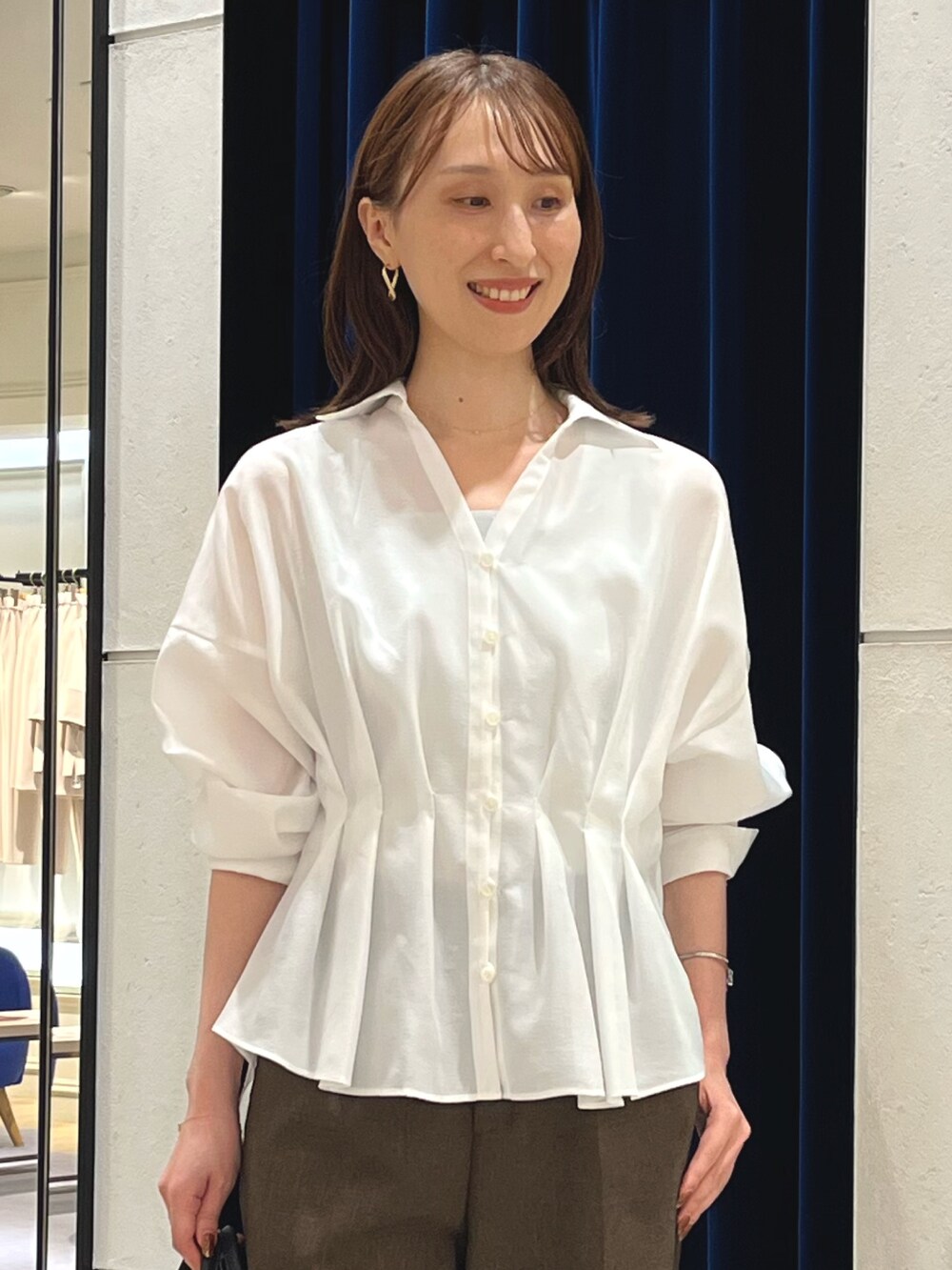 シルバー系のタンクトップ、ホワイト系のシャツ/ブラウス、ブラウン系のその他パンツを着用したレディースの秋コーディネートの3枚目の写真