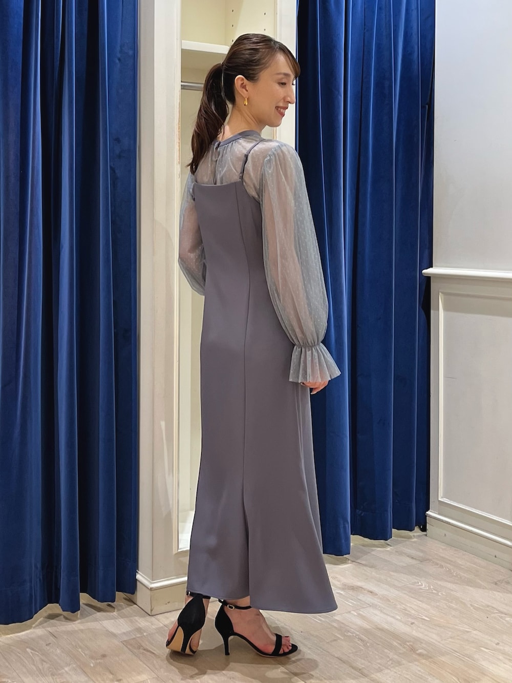 グレー系のワンピース、ブラック系のショルダーバッグを着用したレディースの夏コーディネートの10枚目の写真