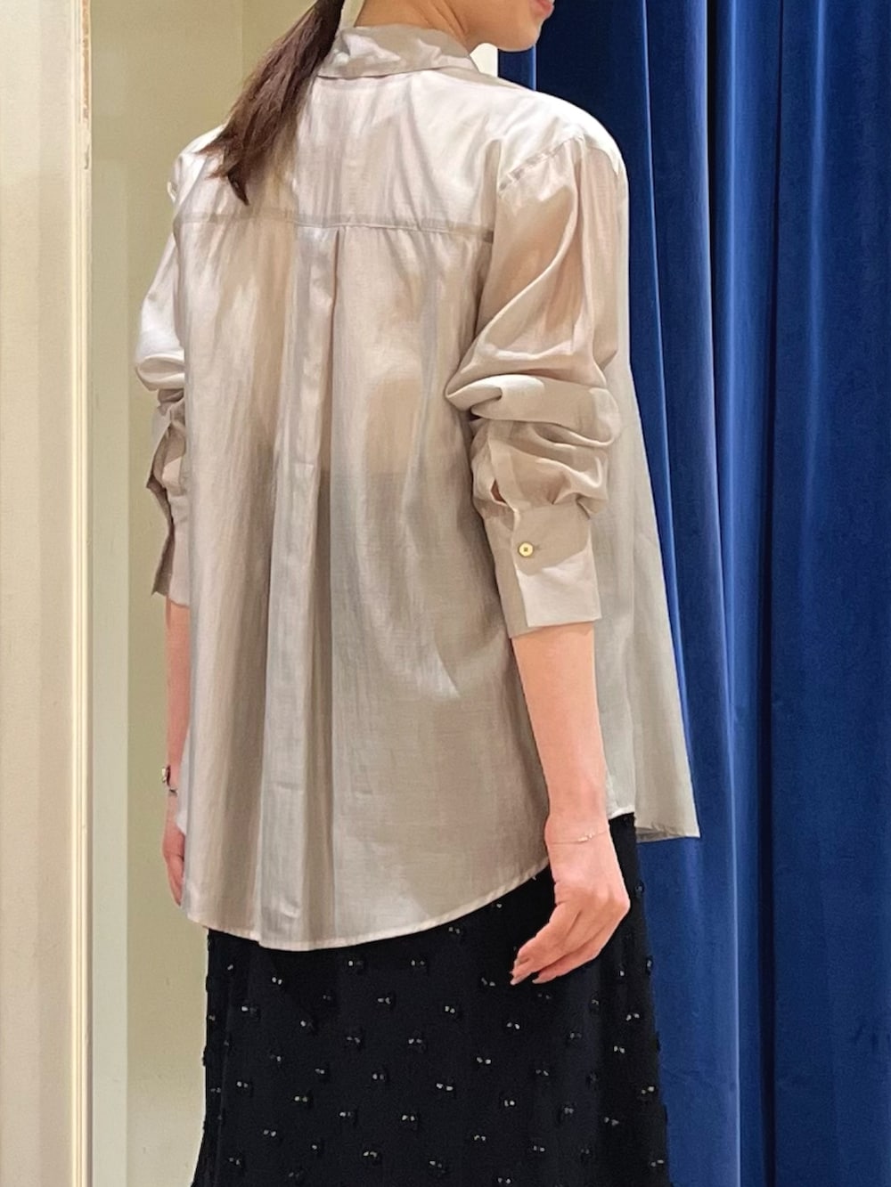 ベージュ系のシャツ/ブラウス、ホワイト系のTシャツ/カットソー、ブラック系のワンピースを着用したレディースの夏コーディネートの5枚目の写真