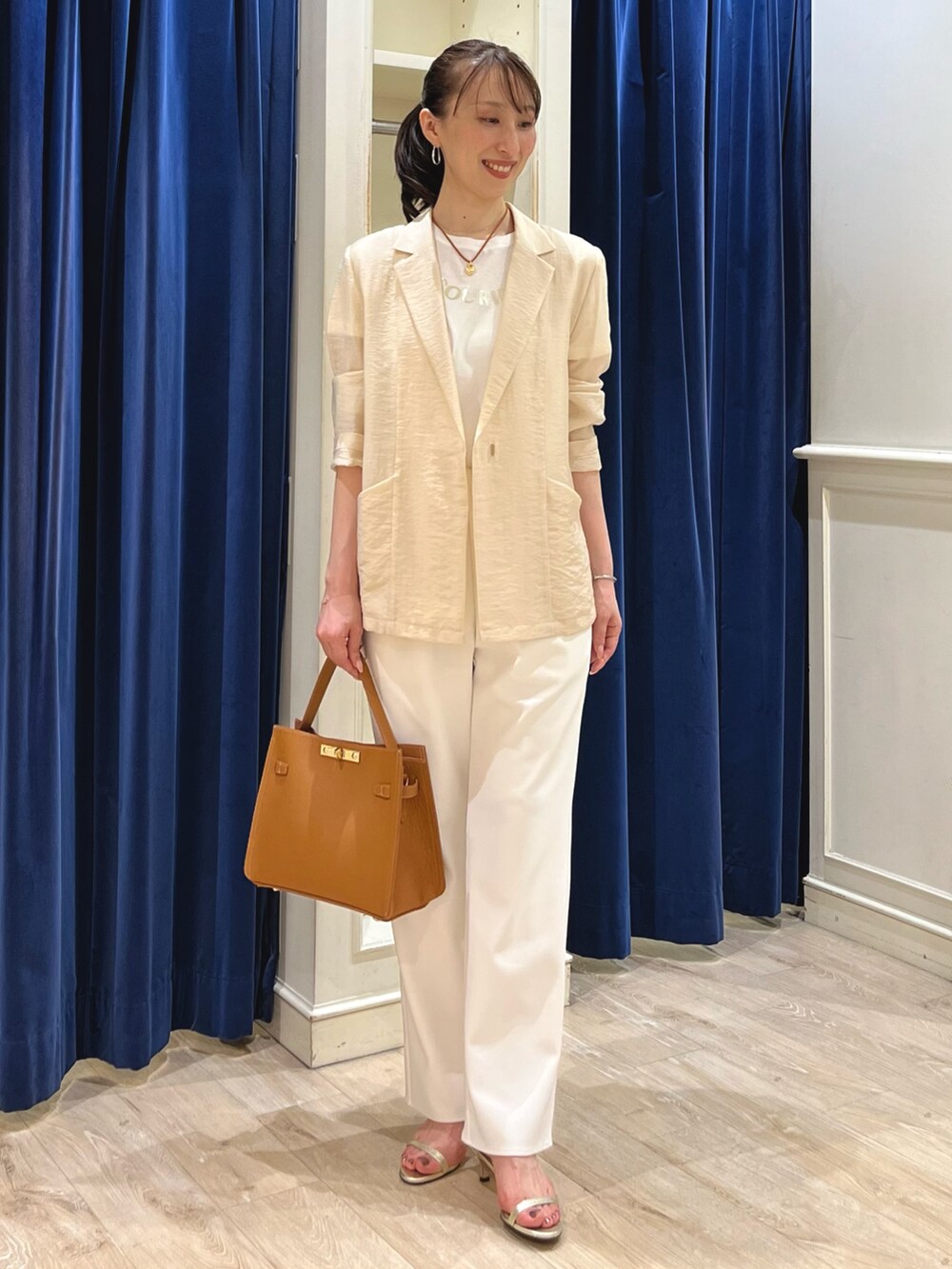 ホワイト系のTシャツ/カットソー、ベージュ系のテーラードジャケット、ホワイト系のその他パンツを着用したレディースの夏コーディネートの5枚目の写真