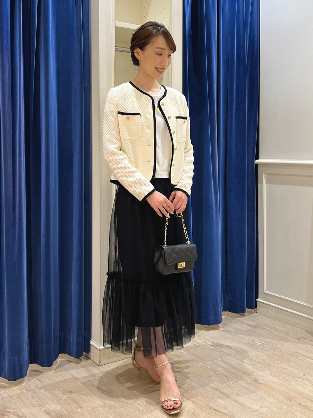 「きれいめカジュアル、モノトーン、ミニバッグ、スカートスタイル、モノトーンコーデ、ティアードスカート、ノーリーズ、ニットジャケット、ジャケット、ノーカラージャケット、チュール、チュールスカート、パイピング、ロゴT、カラー×コーデ」|「NOLLEY’S Sophiのキラダブルラインイヤーカフ(イヤーカフ、ゴールド系)」を使った、nol ikeoさん(レディース・160cm)の夏コーディネートの3枚目の写真