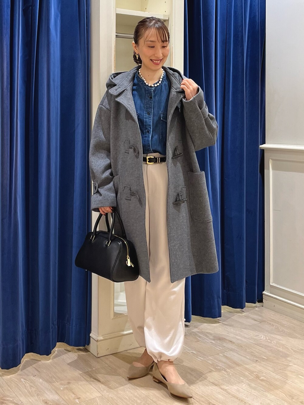 「休日スタイル、きれいめカジュアル、お出かけコーデ、冬アウター、デニム、パンツコーデ、ダッフルコート、ダッフル、ダッフルコート グレー、デニムシャツ、カーゴパンツ、カーゴパンツコーデ、大人カジュアル、オトナカジュアル、ノーリーズ」|「Rie Millerの【RM denim】パワショルデニムブラウス(シャツ/ブラウス、ブルー系)」を使った、nol ikeoさん(レディース・160cm)の秋コーディネートの2枚目の写真