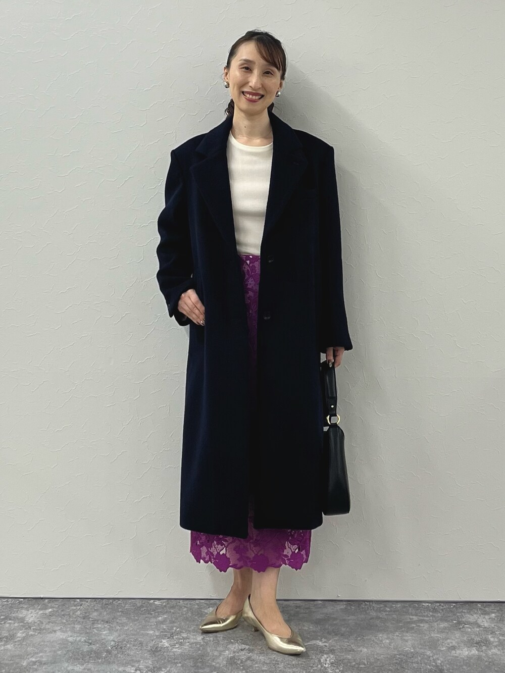 「秋っぽコーデ更新中、オトナ女子、チェスターコート、チェスター、コート、アウター、ウールコート、ネイビー、レース、レーススカート、タイトスカート、スカート、キレイめ、ノーリーズ、ロングコート」|「NOLLEY’Sのボリュームラウンドイヤリング(イヤリング、シルバー系)」を使った、nol ikeoさん(レディース・160cm)の秋コーディネートの2枚目の写真