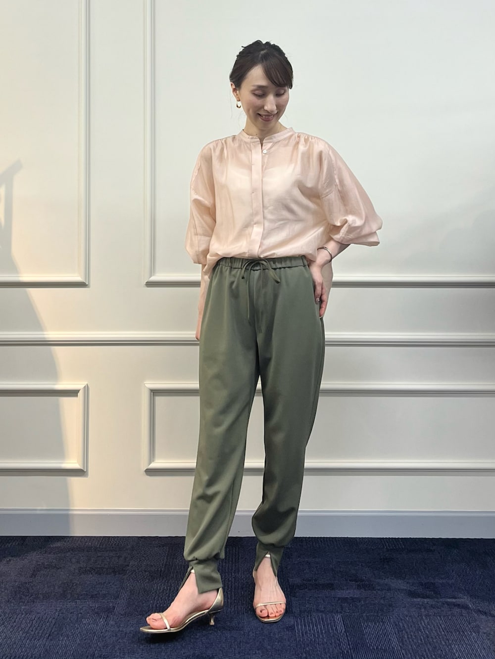 「パンツコーデ、スウェットパンツ、きれいめカジュアル、ジョガーパンツ、シアートップス、シアーシャツ、カーキ、ピンク、大人カジュアル、ノーリーズ、スリットパンツ、スリット、カーキパンツ、シャツスタイル、キレイめカジュアル」｜「NOLLEY’S Sophiのアジャスター付サテンスムースキャミソール（キャミソール、ホワイト系）」を使った、nol ikeoさん（レディース・160cm）の春コーディネートの3枚目の写真