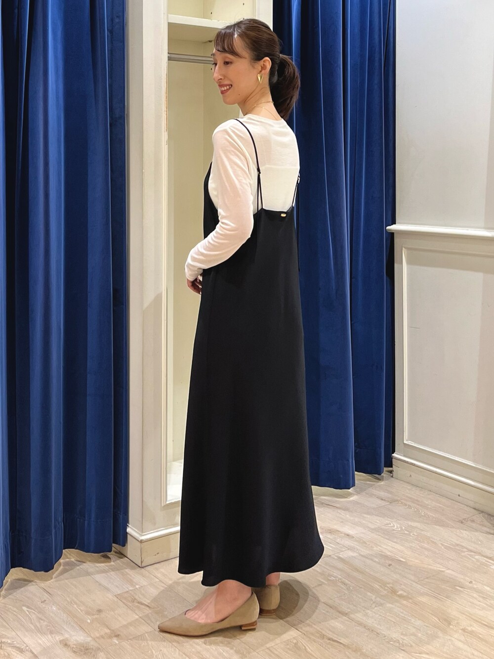 「ロンT、シアートップス、オトナカジュアル、オトナ女子、休日スタイル、キレイめカジュアル、キャミワンピ、キャミワンピース、モノトーン、モノトーンコーデ、ワンピース、シアー、ブラック、ノーリーズ、大人カジュアル」|「NOLLEY’Sの【grace grace/グラスグラス】ハートイヤリング(イヤリング、ゴールド系)」を使った、nol ikeoさん(骨格ウェーブ・レディース・160cm)の春コーディネートの6枚目の写真