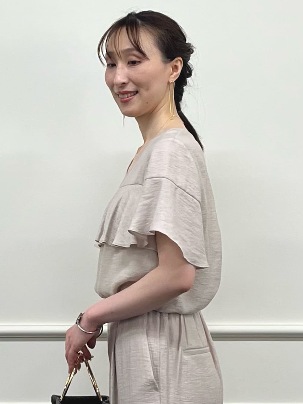 「サンダル、淡色コーデ、きれいめカジュアル、夏コーデ、パンツコーデ、ラクチンコーデ、夏、パンツスタイル、セットアップ、セットアップスタイル、ノーリーズ、ワイドパンツ、ブラウス、ベージュ、ワントーンコーデ」｜「NOLLEY’Sの【grace grace/グラスグラス】U字カイトピアス（ピアス（両耳用）、ゴールド系）」を使った、nol ikeoさん（骨格ウェーブ・レディース・160cm）の夏コーディネートの4枚目の写真