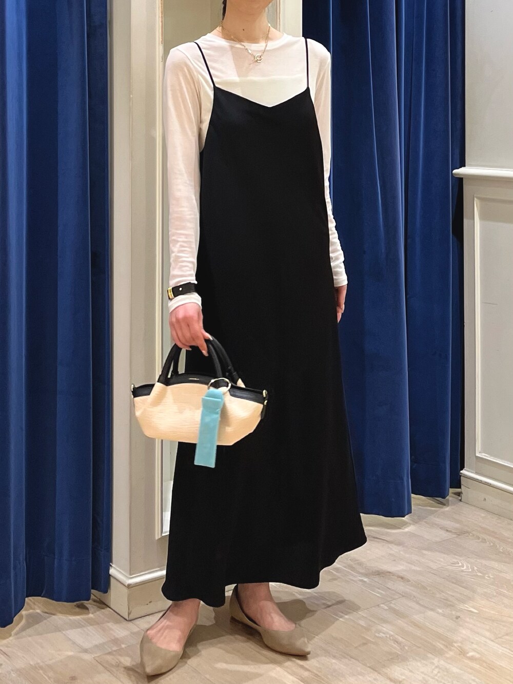 「ロンT、シアートップス、オトナカジュアル、オトナ女子、休日スタイル、キレイめカジュアル、キャミワンピ、キャミワンピース、モノトーン、モノトーンコーデ、ワンピース、シアー、ブラック、ノーリーズ、大人カジュアル」|「NOLLEY’Sの【grace grace/グラスグラス】ハートイヤリング(イヤリング、ゴールド系)」を使った、nol ikeoさん(骨格ウェーブ・レディース・160cm)の春コーディネートの3枚目の写真