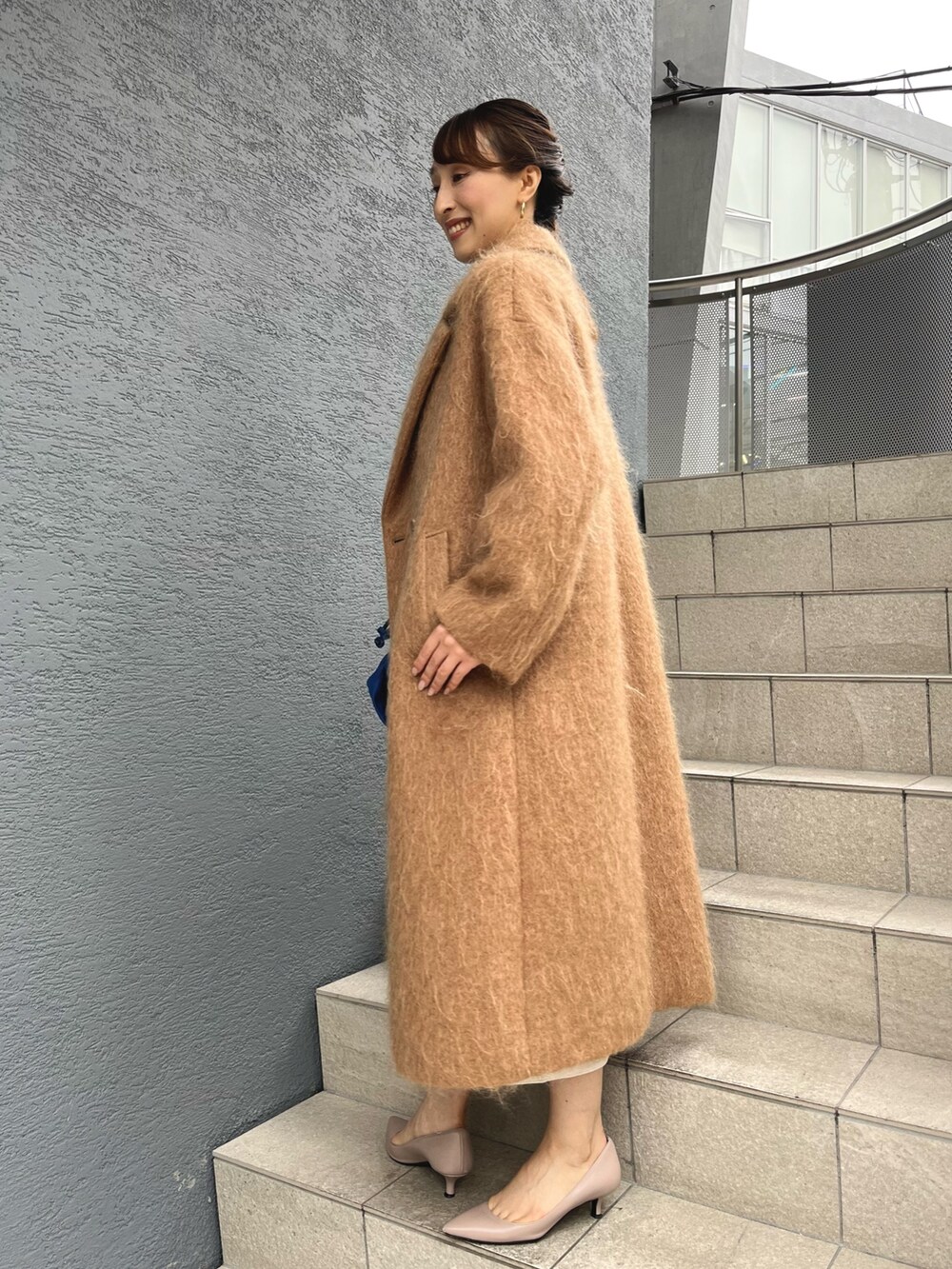 「ファッションを楽しもう、ワンピース、お出かけコーデ、きれいめカジュアル、ジャンパースカート、シャギー、モヘア、チェスターコート、ボウタイブラウス、サックスブルー、ジャンスカ、キャメル、ロングコート、コート、ノーリーズ」|「AULENTTIの【AULENTTI/ オーレンティ】◇【WEB限定】巾着ビッグバッグ(ショルダーバッグ、ブルー系)」を使った、nol ikeoさん(レディース・160cm)の秋コーディネートの8枚目の写真