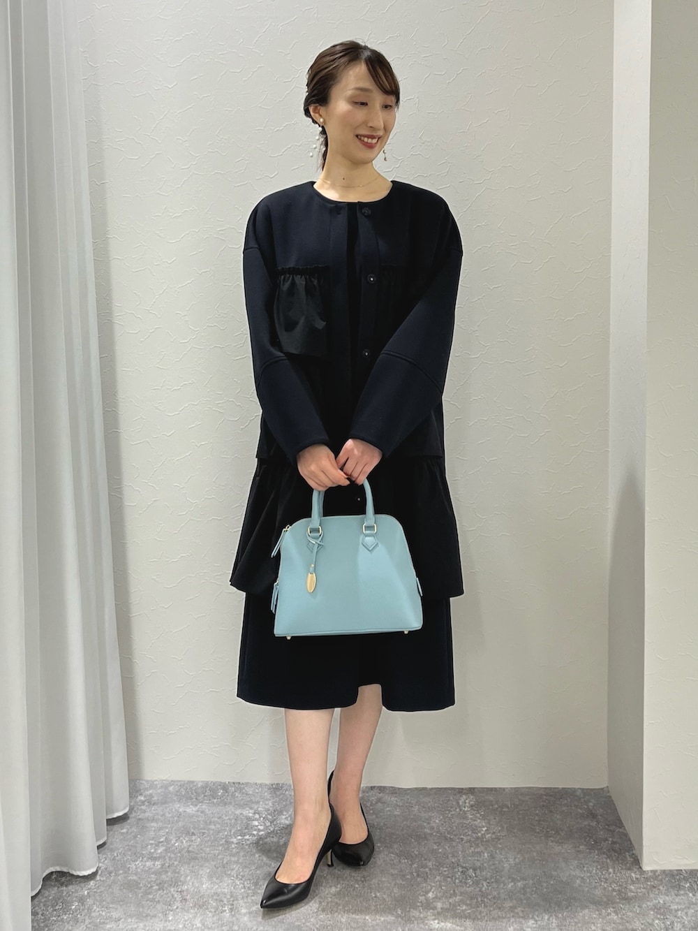 「ワンピース、春アウター、ダンボール素材、ノーカラーコート、ノーカラー、オケージョン、セレモニー、オケージョンスタイル、キレイめ、きちんとスタイル、オトナ女子、ノーリーズ、ベルト、半袖ワンピース、ネイビー」|「NOLLEY’S Sophiの淡水レンパールピアス(ピアス(両耳用)、ホワイト系)」を使った、nol ikeoさん(レディース・160cm)の冬コーディネートの3枚目の写真