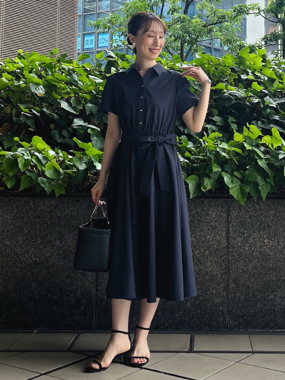 「ワンピース、きれいめカジュアル、夏コーデ、大人女子、大人コーデ、ワンピーススタイル、ワンピースコーデ、シャツワンピ、シャツワンピース、ネイビー、キレイめ、ノーリーズ、ワントーン、ワントーンコーデ、夏」｜「NOLLEY’Sの【grace grace/グラスグラス】ハート ピアス（ピアス（両耳用）、ゴールド系）」を使った、nol ikeoさん（骨格ウェーブ・レディース・160cm）の夏コーディネートの10枚目の写真