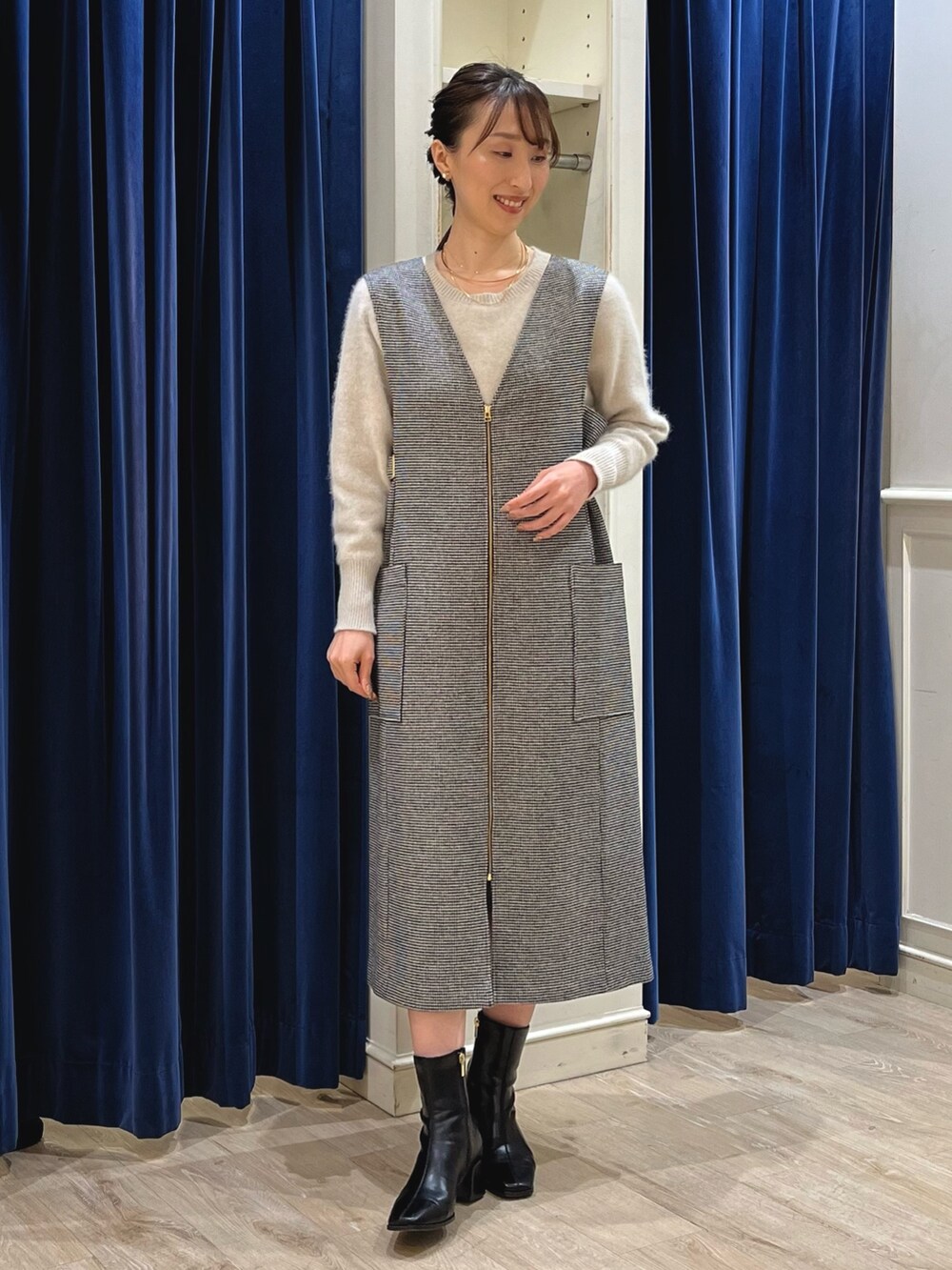 「ワンピース、ジャンパースカート、ジャンスカ、ワンピーススタイル、ニット、チドリ柄、千鳥柄、きれいめカジュアル、キレイめカジュアル、ノーリーズ、大人カジュアル、大人かわいい、モノトーン、ベージュ」｜「NOLLEY’S Sophiのバーパールビジューイヤリング（イヤリング、ホワイト系）」を使った、nol ikeoさん（レディース・160cm）の冬コーディネートの4枚目の写真