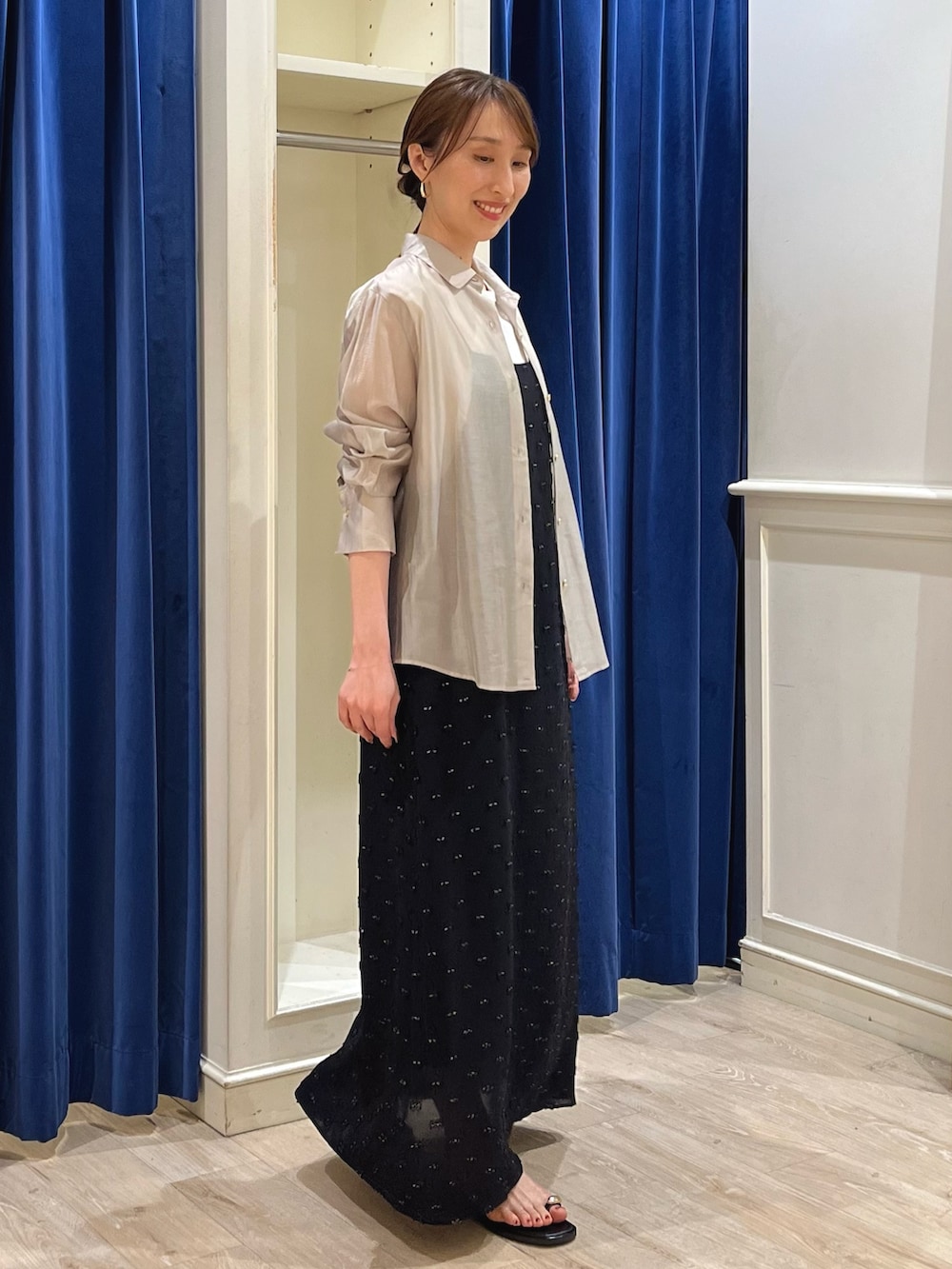 ベージュ系のシャツ/ブラウス、ホワイト系のTシャツ/カットソー、ブラック系のワンピースを着用したレディースの夏コーディネートの8枚目の写真