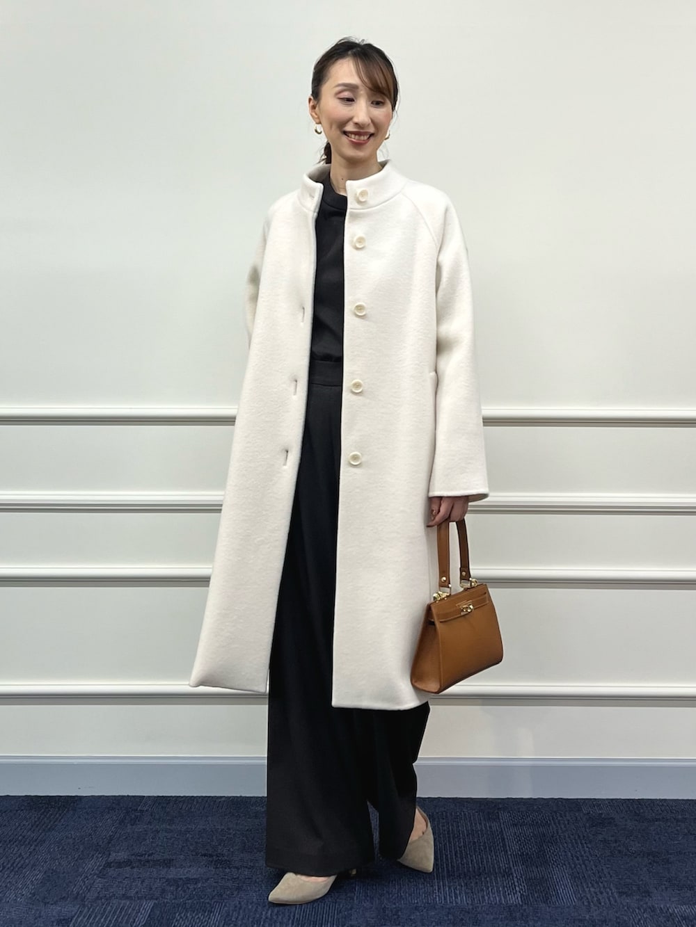 ホワイト系のその他アウター、ブラウン系のシャツ/ブラウス、ブラウン系のその他パンツを着用したレディースの冬コーディネートの5枚目の写真