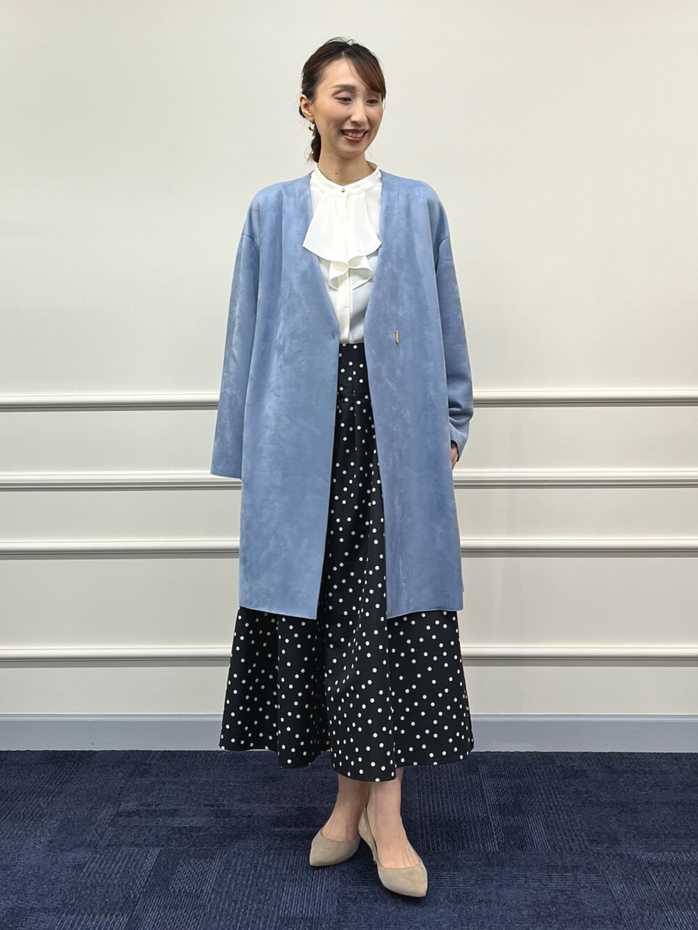 ホワイト系のシャツ/ブラウス、ブルー系のノーカラーコート、ブラック系のスカートを着用したレディースの秋コーディネートの2枚目の写真