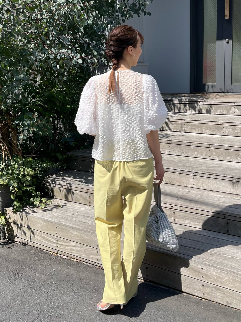 ホワイト系のシャツ/ブラウス、ホワイト系のキャミソール、イエロー系のその他パンツを着用したレディースの春コーディネートの7枚目の写真