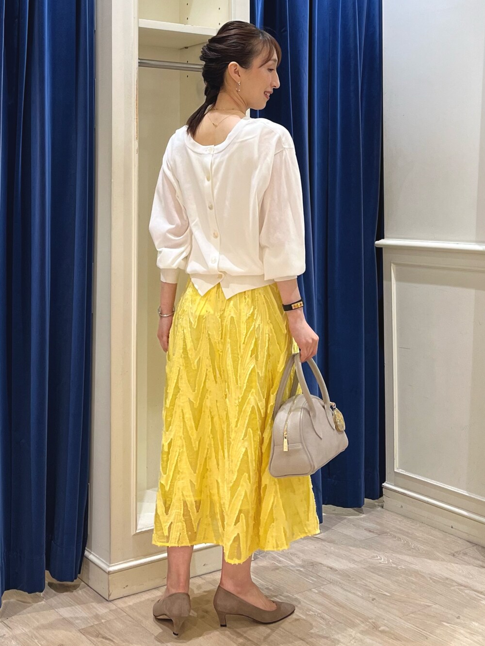 「春色、春めき満開コーデ、春コーデ、お出かけコーデ、シアートップス、春服、キレイめカジュアル、カラーコーデ、大人かわいい、フレアスカート、スカート、スカートスタイル、ノーリーズ、イエロー、ニット」|「NOLLEY’S Sophiの《手洗い可能》綿混シアー2WAYニット(ニット/セーター、ホワイト系)」を使った、nol ikeoさん(骨格ウェーブ・レディース・160cm)の春コーディネートの8枚目の写真