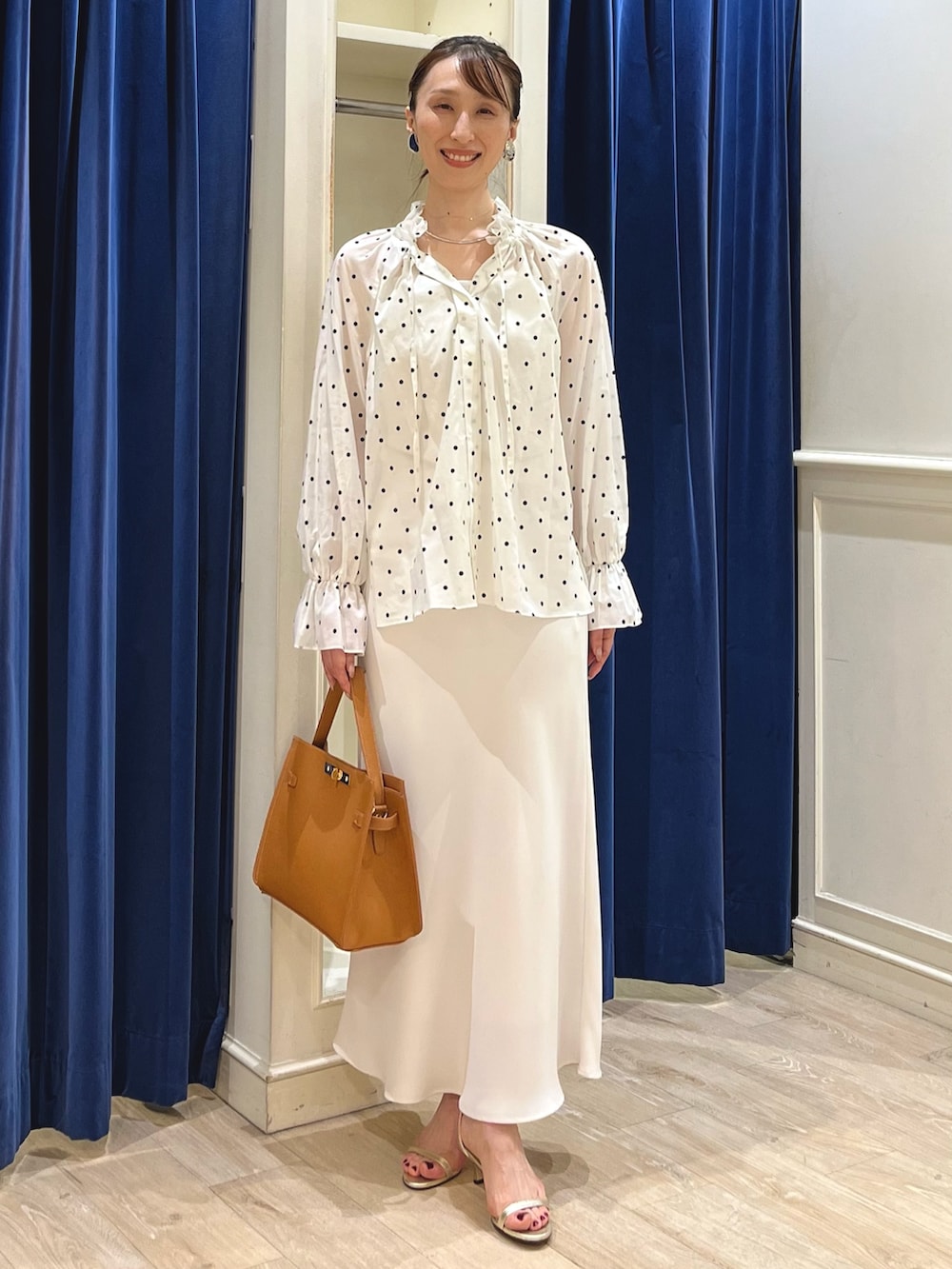 「きれいめカジュアル、ロングスカート、大人女子、ナロースカート、スカート、ドット、ドット柄、ドットブラウス、ワントーン、ワントーンコーデ、ホワイトコーデ、ホワイト、ノーリーズ、ブラウス、フリル」|「NOLLEY’Sの【grace grace/グラスグラス】ピアット イヤリング(イヤリング、シルバー系)」を使った、nol ikeoさん(骨格ウェーブ・レディース・160cm)の夏コーディネートの2枚目の写真