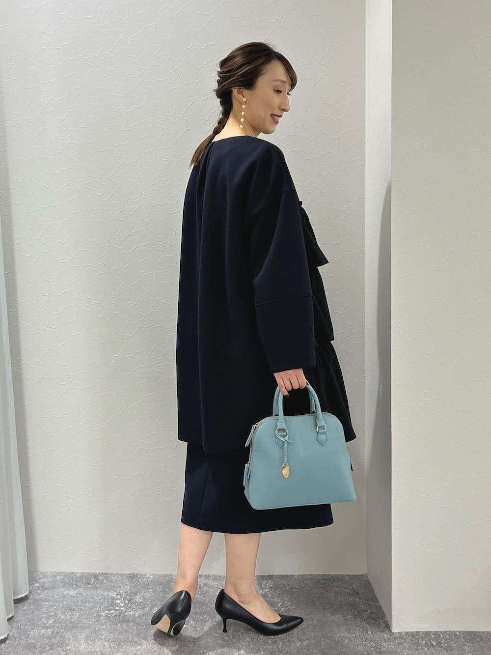 「ワンピース、春アウター、ダンボール素材、ノーカラーコート、ノーカラー、オケージョン、セレモニー、オケージョンスタイル、キレイめ、きちんとスタイル、オトナ女子、ノーリーズ、ベルト、半袖ワンピース、ネイビー」|「NOLLEY’S Sophiの淡水レンパールピアス(ピアス(両耳用)、ホワイト系)」を使った、nol ikeoさん(レディース・160cm)の冬コーディネートの7枚目の写真