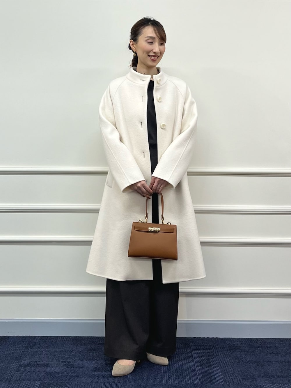 ホワイト系のその他アウター、ブラウン系のシャツ/ブラウス、ブラウン系のその他パンツを着用したレディースの冬コーディネートの4枚目の写真