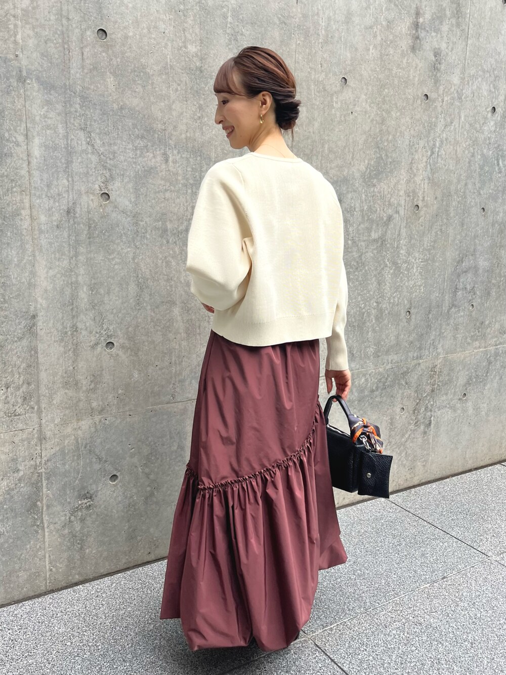 ホワイト系のカーディガン/ボレロ、レッド系のスカート、ブラック系のショルダーバッグを着用したレディースの夏コーディネートの5枚目の写真