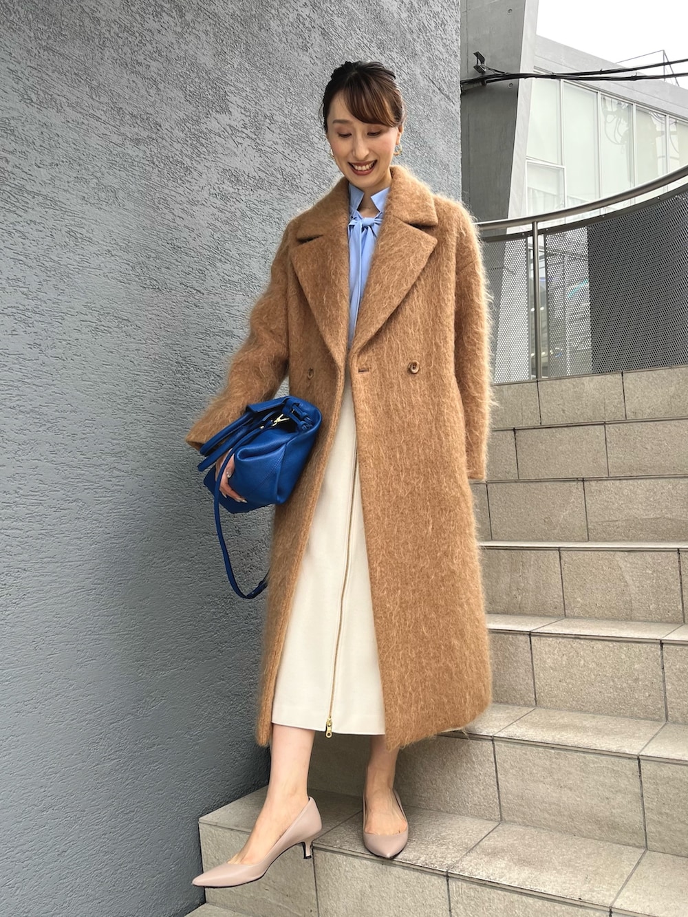 「ファッションを楽しもう、ワンピース、お出かけコーデ、きれいめカジュアル、ジャンパースカート、シャギー、モヘア、チェスターコート、ボウタイブラウス、サックスブルー、ジャンスカ、キャメル、ロングコート、コート、ノーリーズ」|「AULENTTIの【AULENTTI/ オーレンティ】◇【WEB限定】巾着ビッグバッグ(ショルダーバッグ、ブルー系)」を使った、nol ikeoさん(レディース・160cm)の秋コーディネートの4枚目の写真