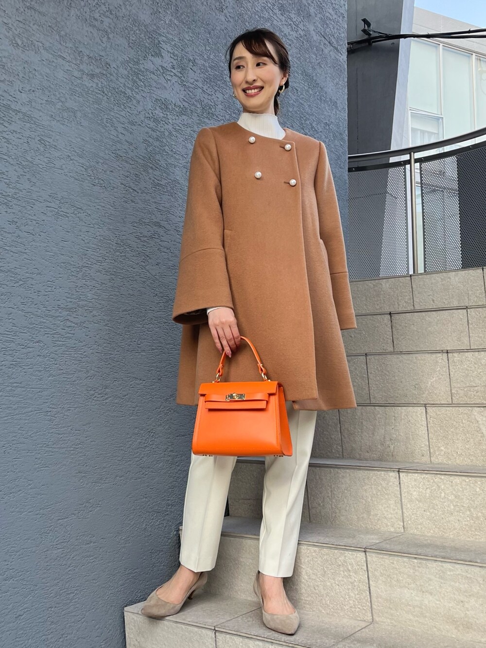 「ファッションを楽しもう、冬コーデ、冬アウター、冬服、パンツスタイル、キレイめ、ノーカラーコート、キャメル、Aライン、パンツコーデ、お出かけコーデ、ノーリーズ、大人かわいい、パール、白パンツ」｜「NOLLEY’Sのサキソニーストレッチパンツ（その他パンツ、ホワイト系）」を使った、nol ikeoさん（レディース・160cm）の秋コーディネートの4枚目の写真