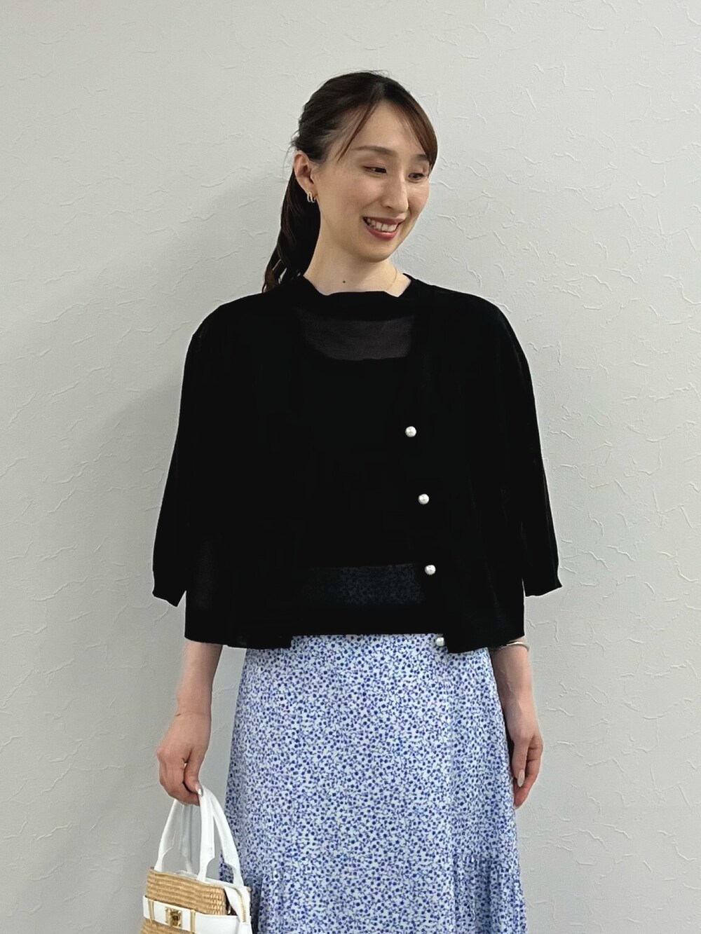 「さらっと晴れやかスナップ、きれいめカジュアル、夏コーデ、シアートップス、お出かけコーデ、ティアードスカート、ロングスカート、小花柄、花柄スカート、花柄、カーディガン、シアー、ノーリーズ、ブラック、フラワープリント」|「NOLLEY’SのキラV型ピアス(ピアス(両耳用)、ゴールド系)」を使った、nol ikeoさん(レディース・160cm)の夏コーディネートの4枚目の写真