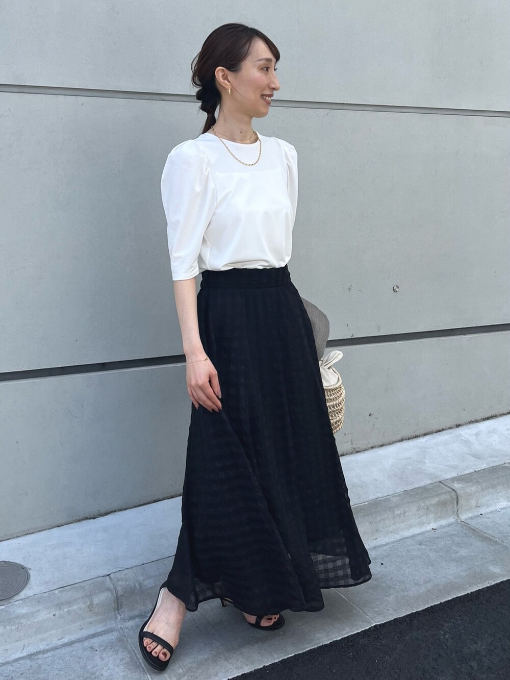 ホワイト系のTシャツ/カットソー、ブラック系のスカート、ブラウン系のテーラードジャケットを着用したレディースの夏コーディネートの5枚目の写真