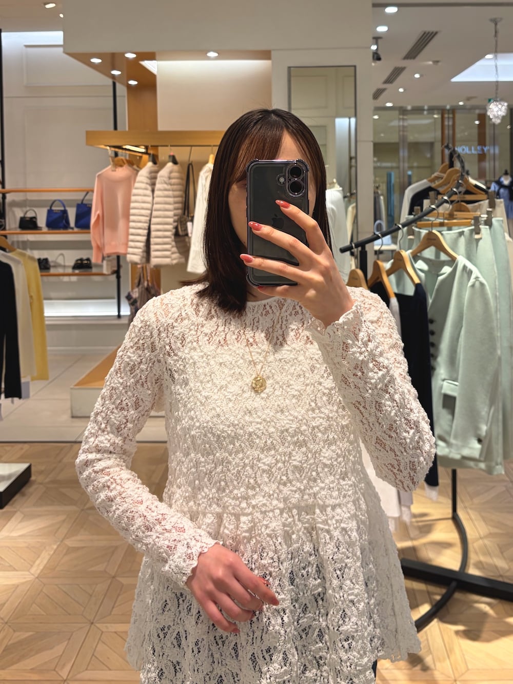 ホワイト系のキャミソール、ホワイト系のキャミソール、ホワイト系のシャツ/ブラウスを着用したレディースの冬コーディネートの5枚目の写真