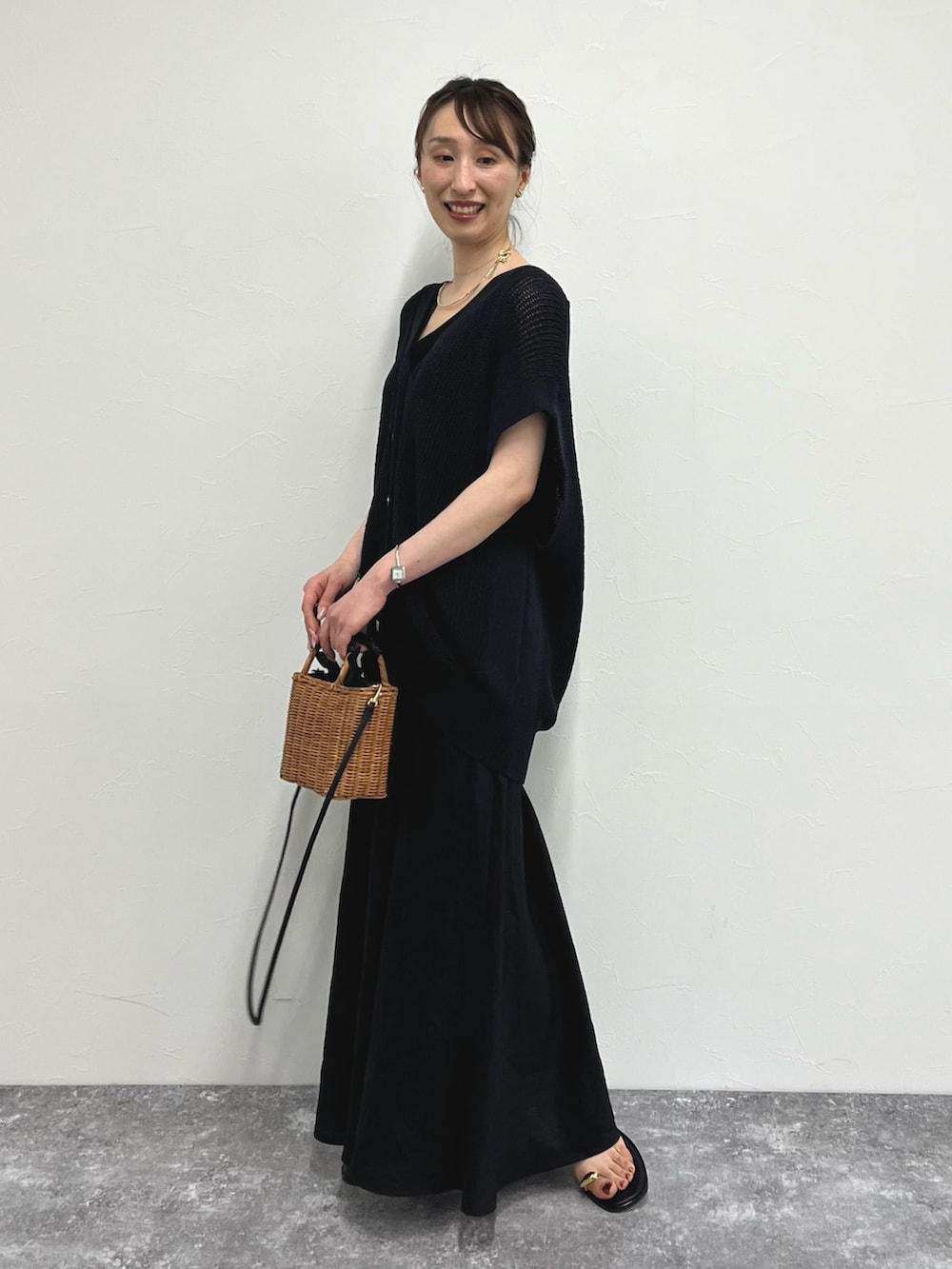 「カーディガン、休日スタイル、モノトーン、かごバッグ、ロングスカート、ブラック、ブラックコーデ、黒、マキシスカート、大人カジュアル、リネン、ノーリーズ、ざっくりニット、ゆるニット、オールブラック」|「NOLLEY’Sのミニハートピアス(ピアス(両耳用)、ゴールド系)」を使った、nol ikeoさん(レディース・160cm)の春コーディネートの8枚目の写真
